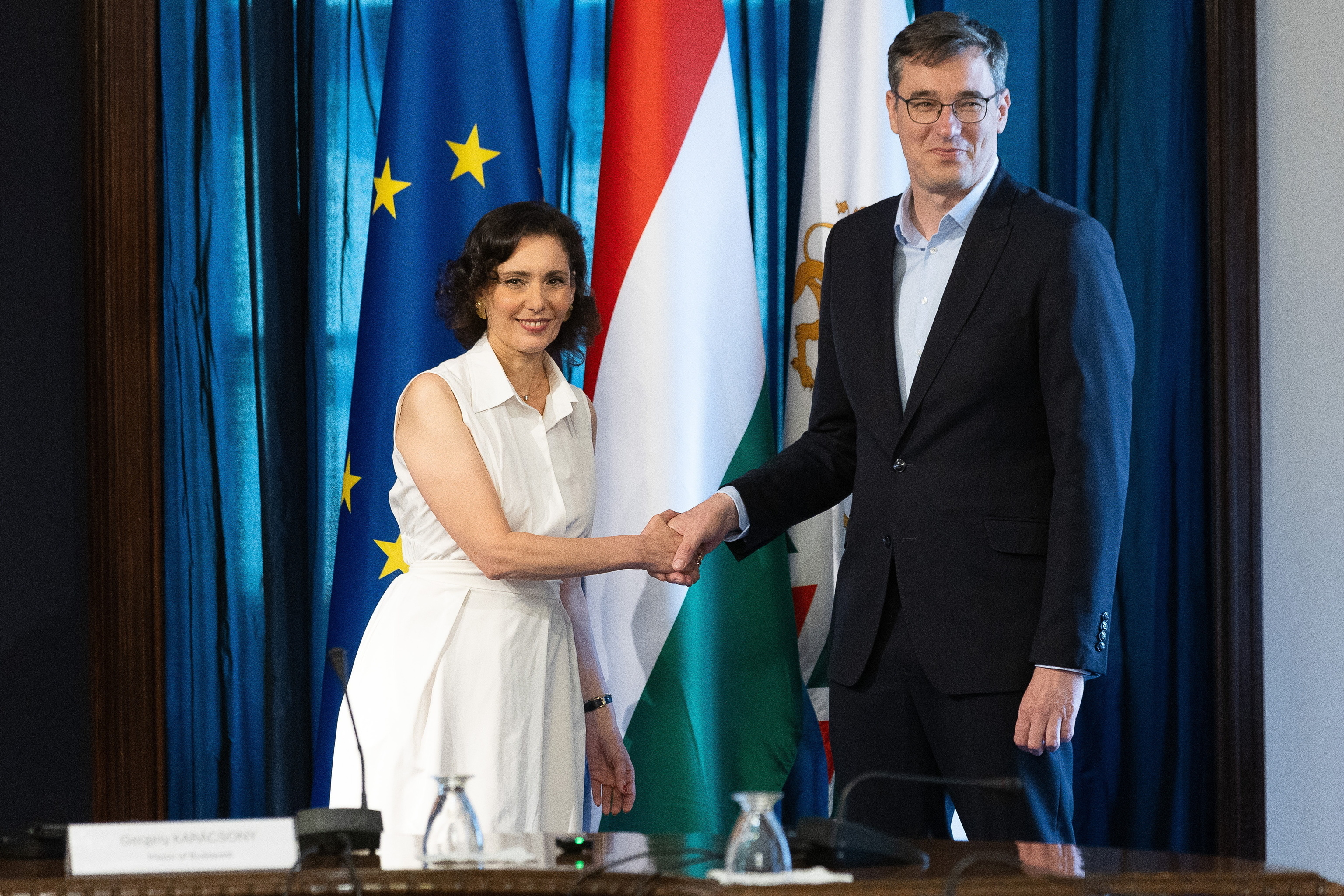 La comisaria de la Unión Europea Hadja Lahbib, junto al alcalde de Budapest, Gergely Karacsony.