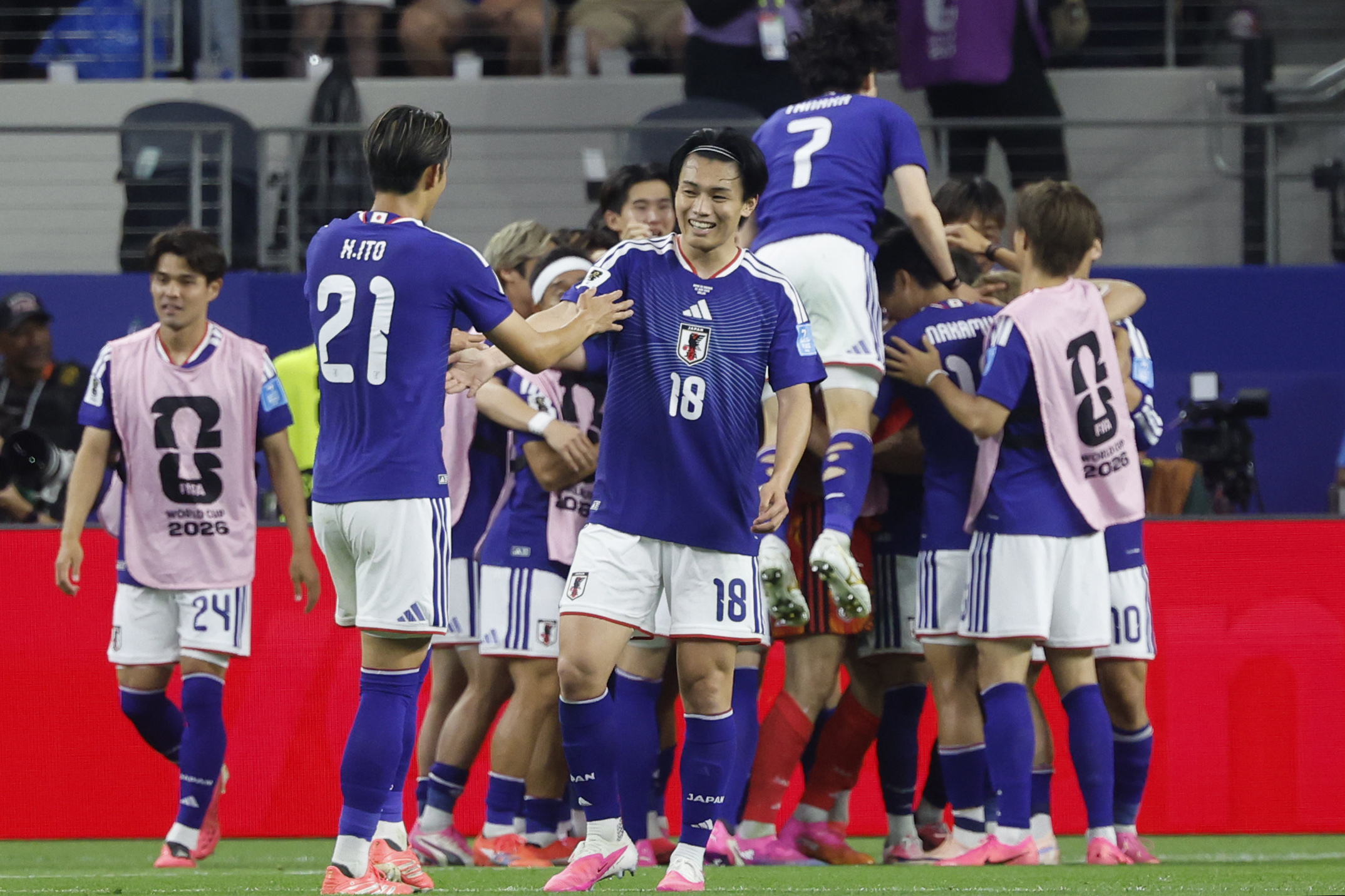 Los jugadores de Japón celebran un gol a Suecia.