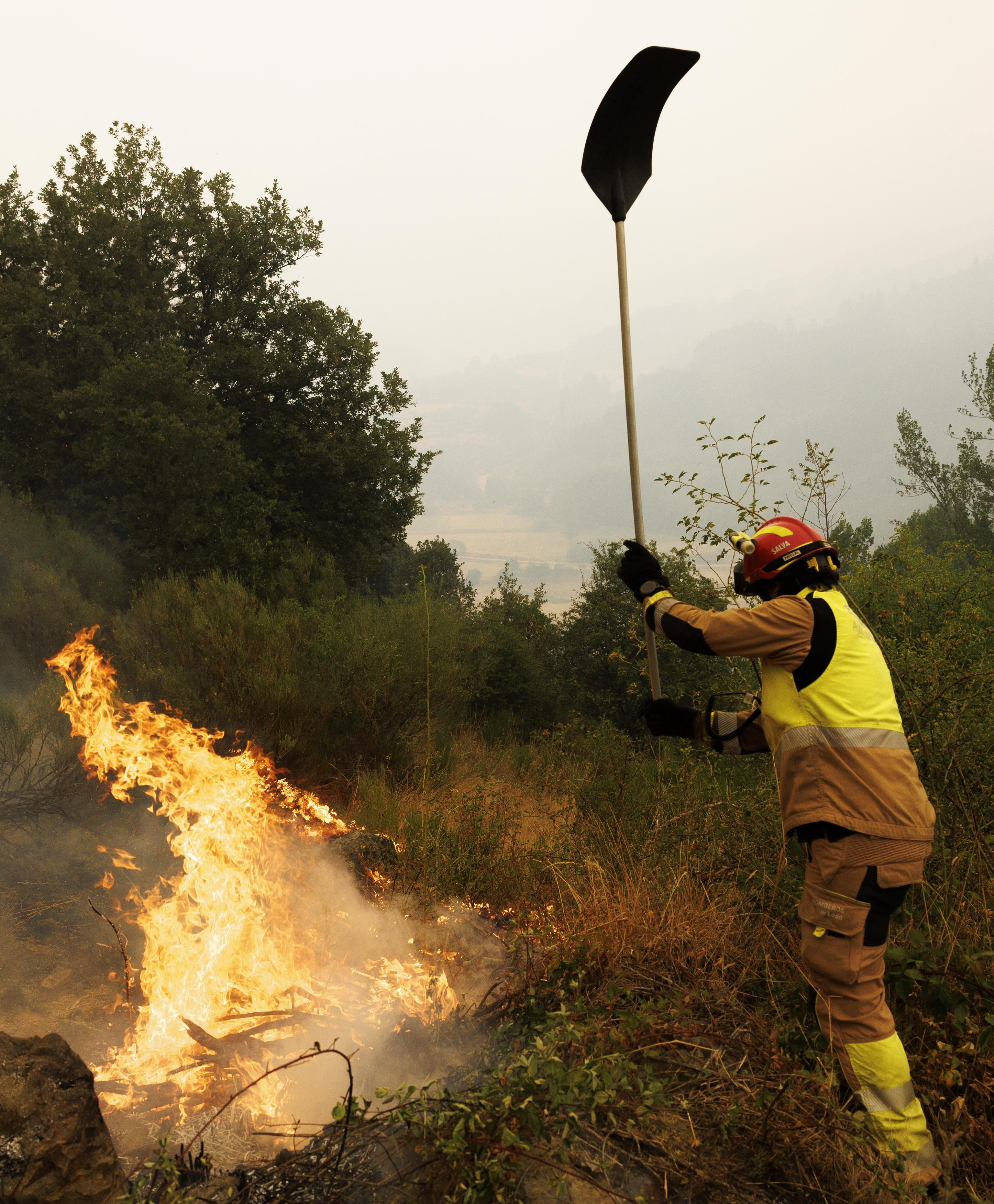 Un bombero combate el fuego en uno de los grandes incendios del año pasado en León.