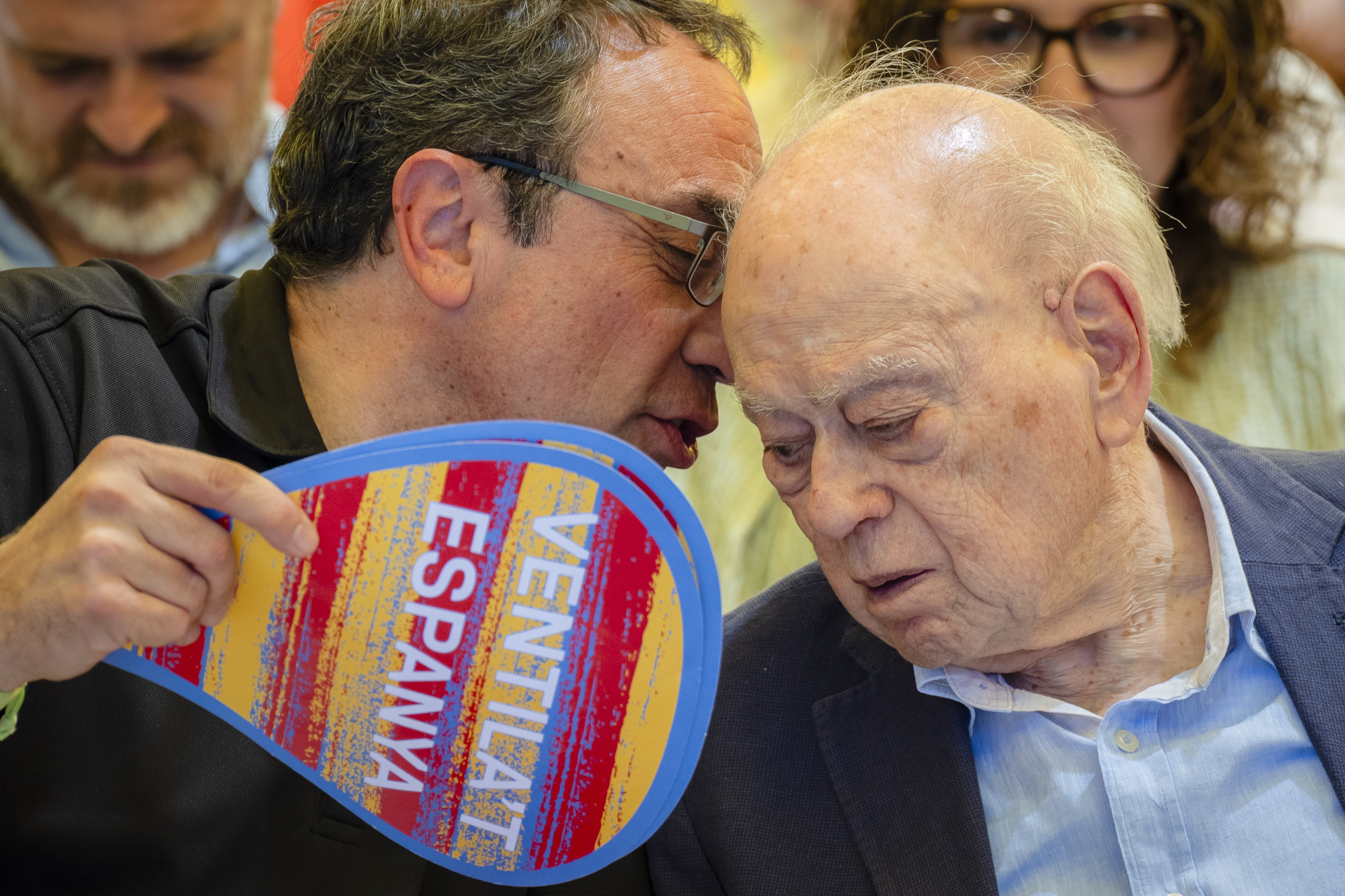 El ex presidente Pujol junto al presidente del Parlament, Josep Rull