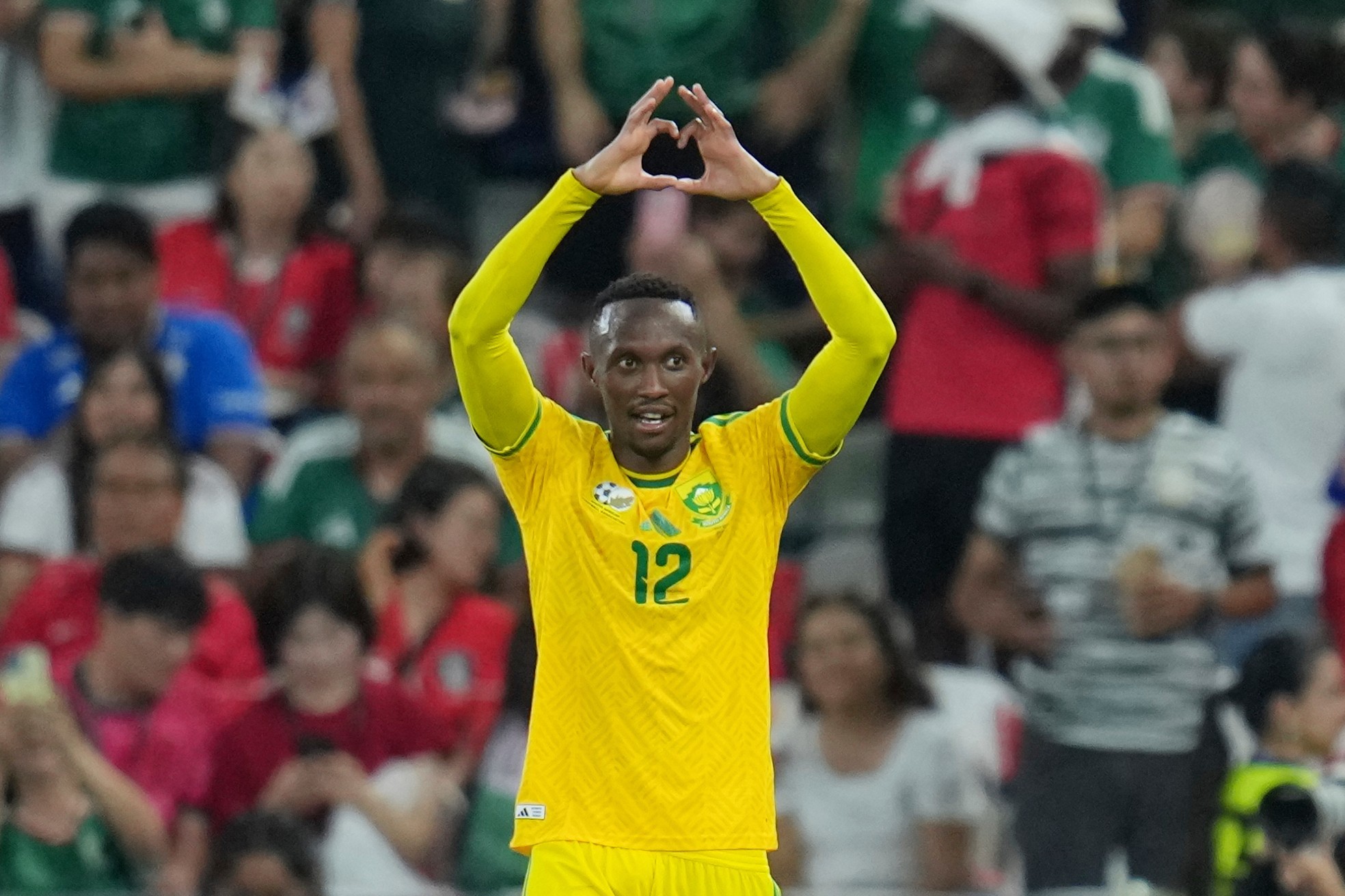 Maseko celebra el gol que marcó a Chequia y le da el pase a los cruces.