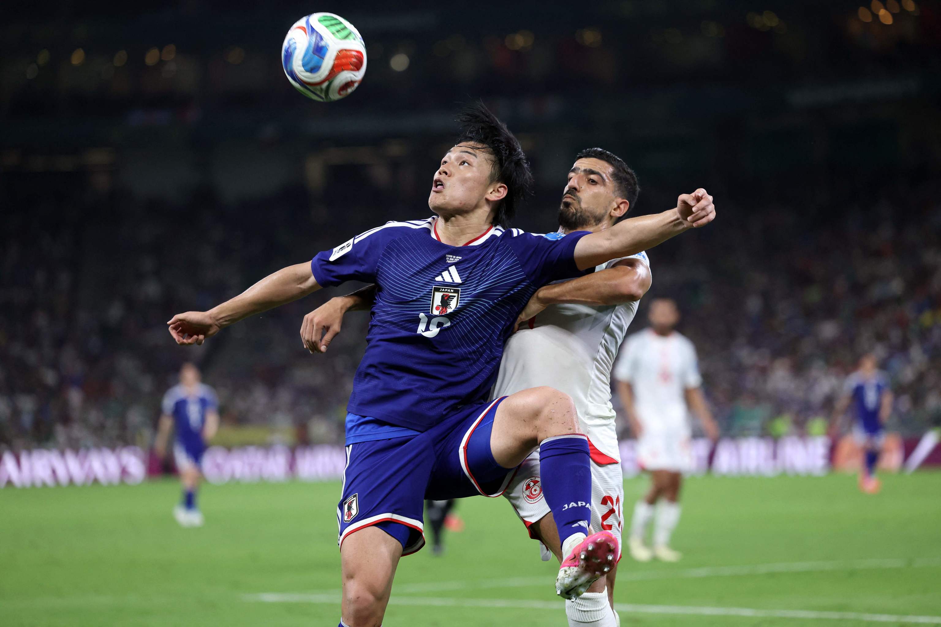 Ueda, ante Ben Hamida, durante el partido ante Túnez.