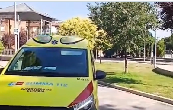 Una ambulancia del Summa en el lugar de la agresión.