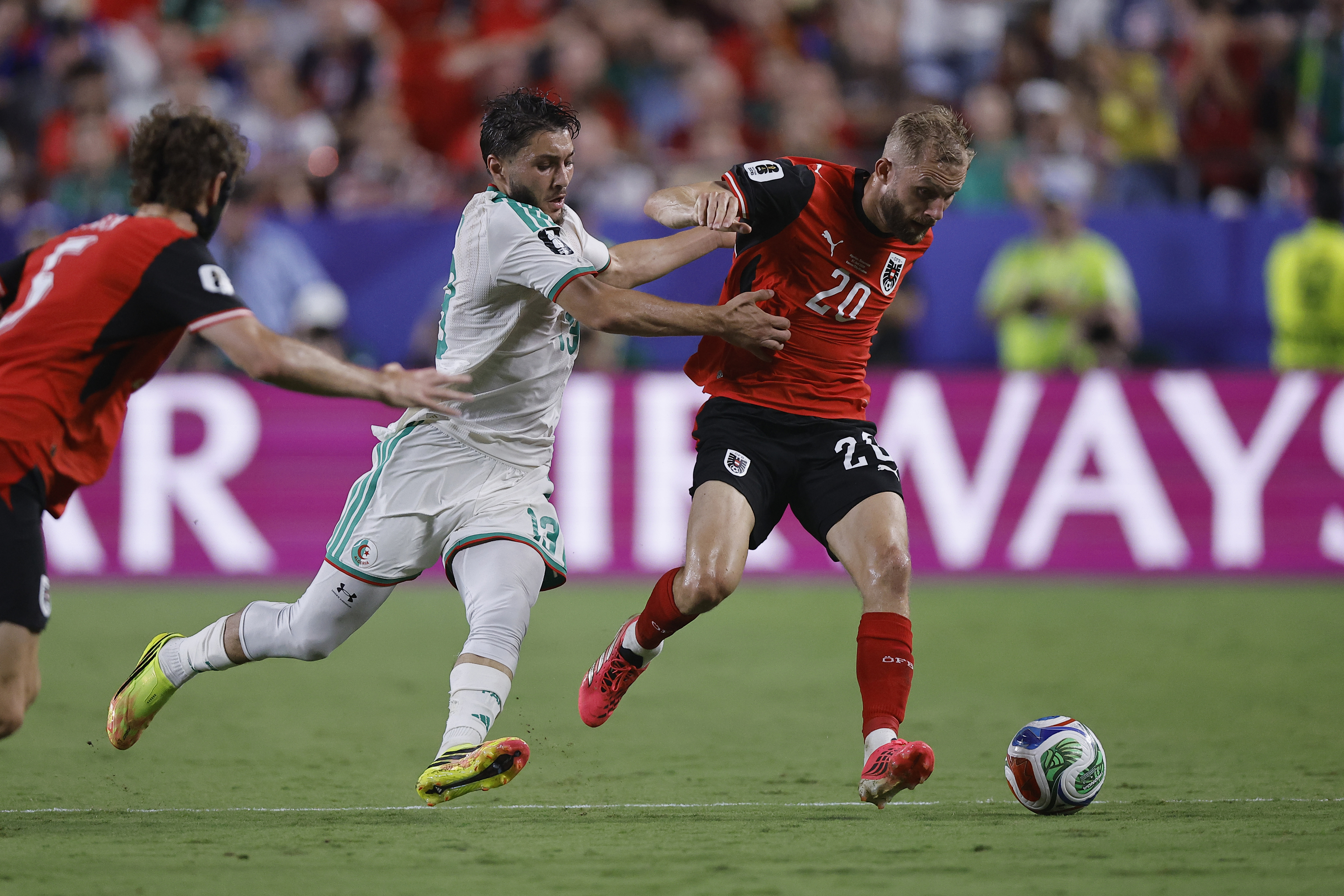 Laimer intenta frenar a Jaouen durante el partido en Kansas.
