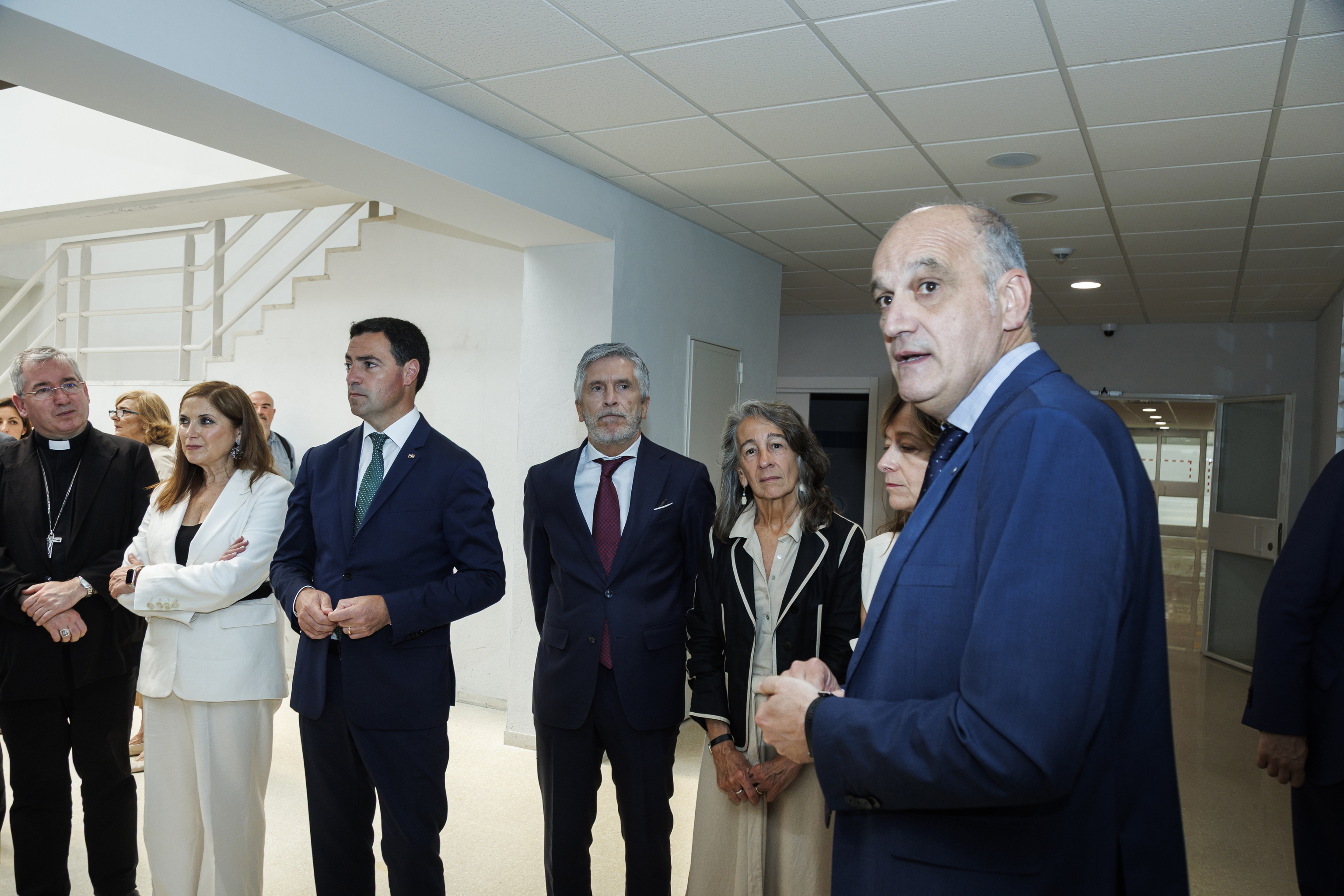 El obispo Segura, la consejera San José, el lehendakari Pradales, el ministro Marlaska, la delegada Garmendia y el director de Zubieta Alfredo Gómez en el acto inaugural de la prisión donostiarra.