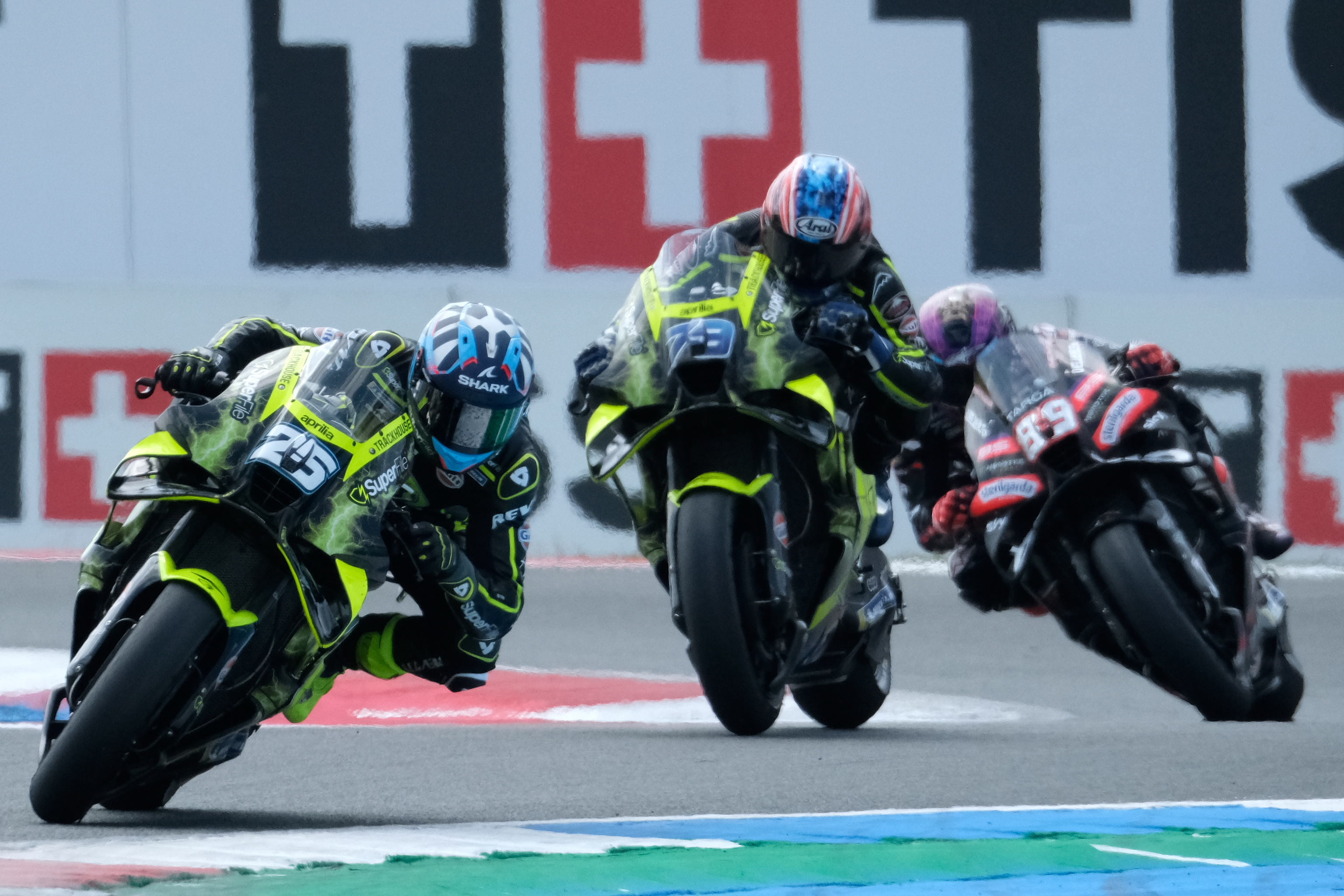 Ogura, Fernández y Martín en cabeza de carrera en el circuito de Assen.