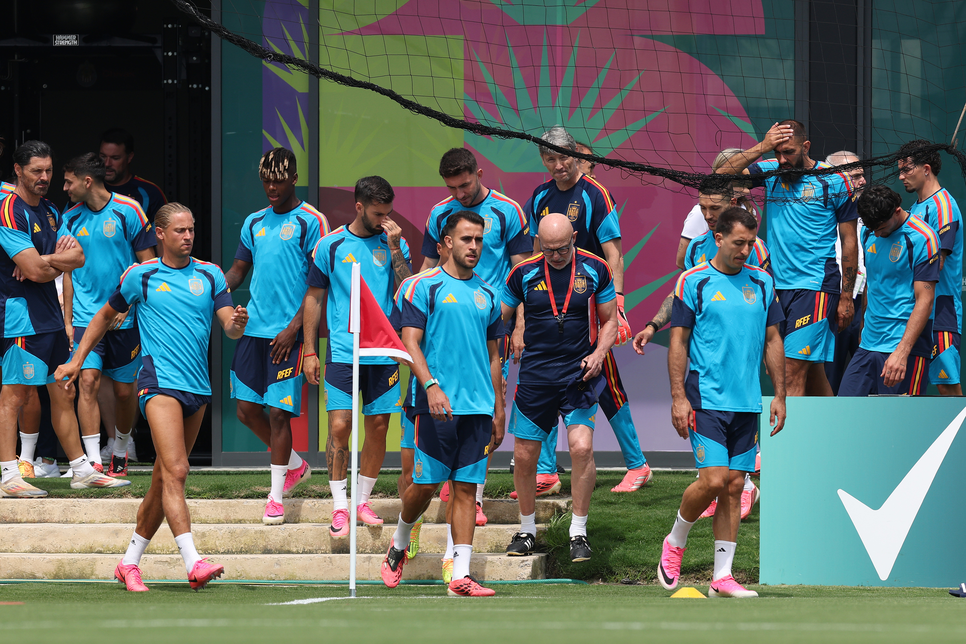 Jugadores y entrenador salen a entrenar en el día previo al partido contra Uruguay.