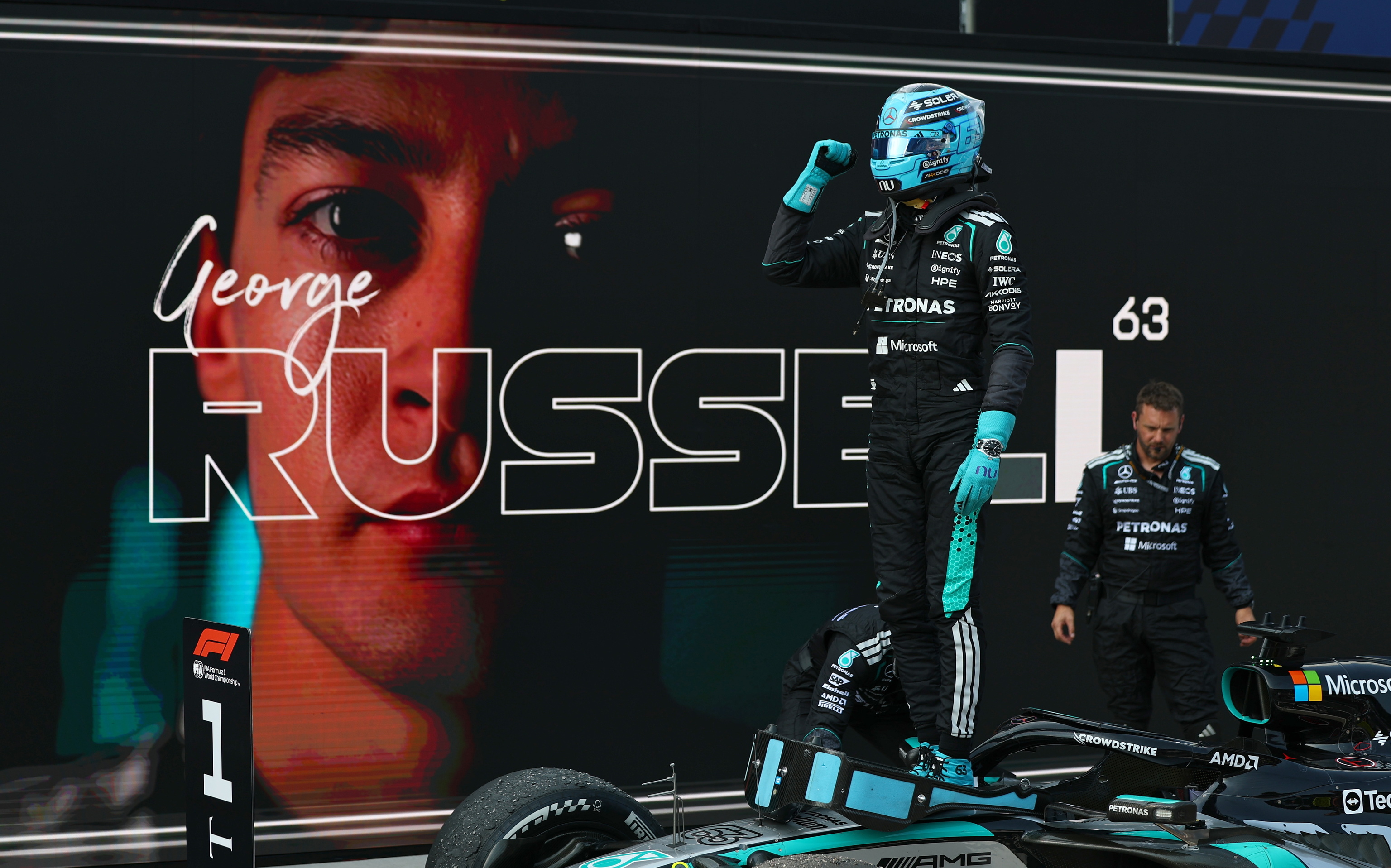 Russell, sobre su coche, celebra su victoria en el GP de Austria.