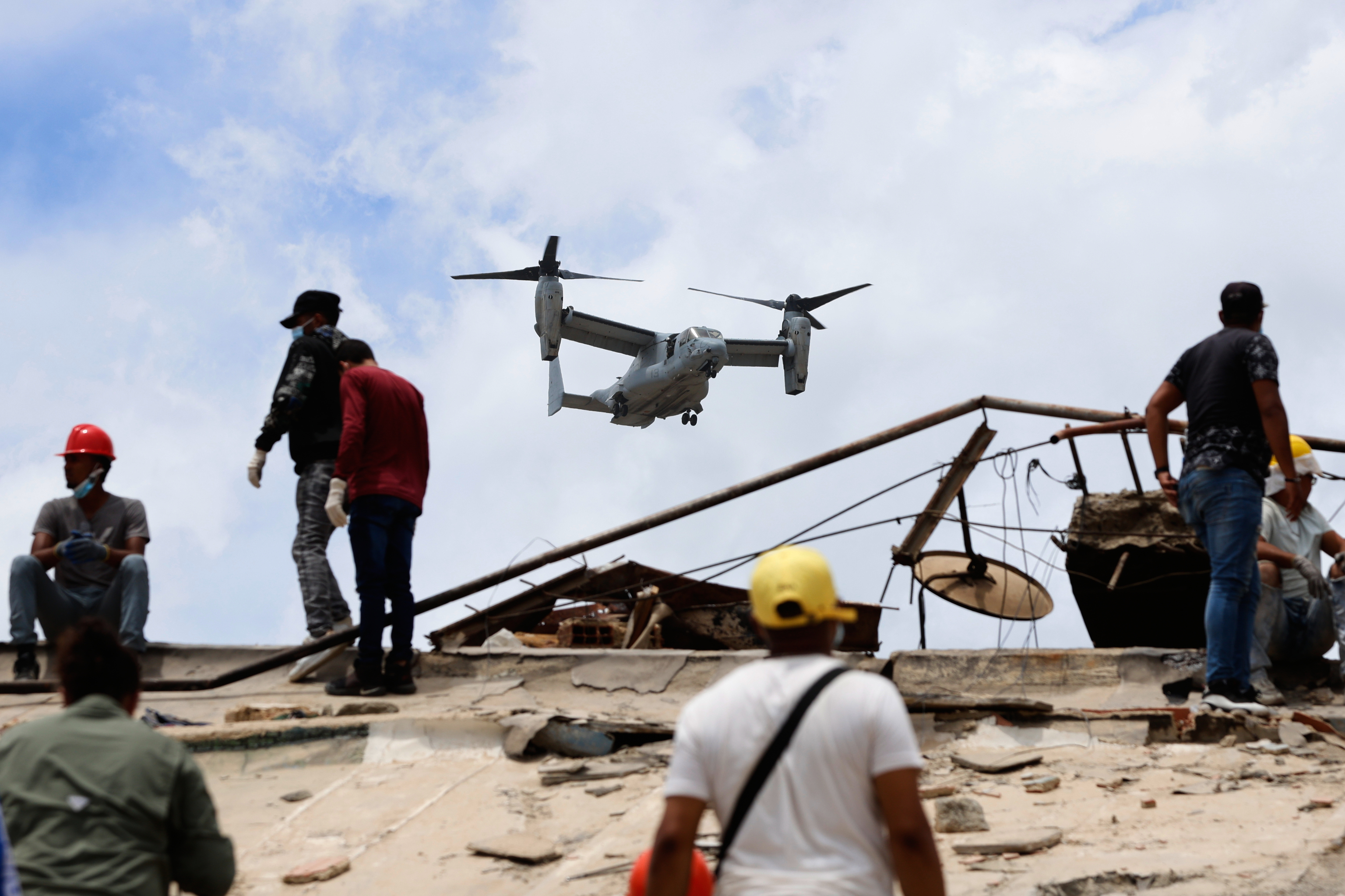 Un avión estadounidense sobrevuela una zona afectada por los terremotos en La Guaira, este domingo.