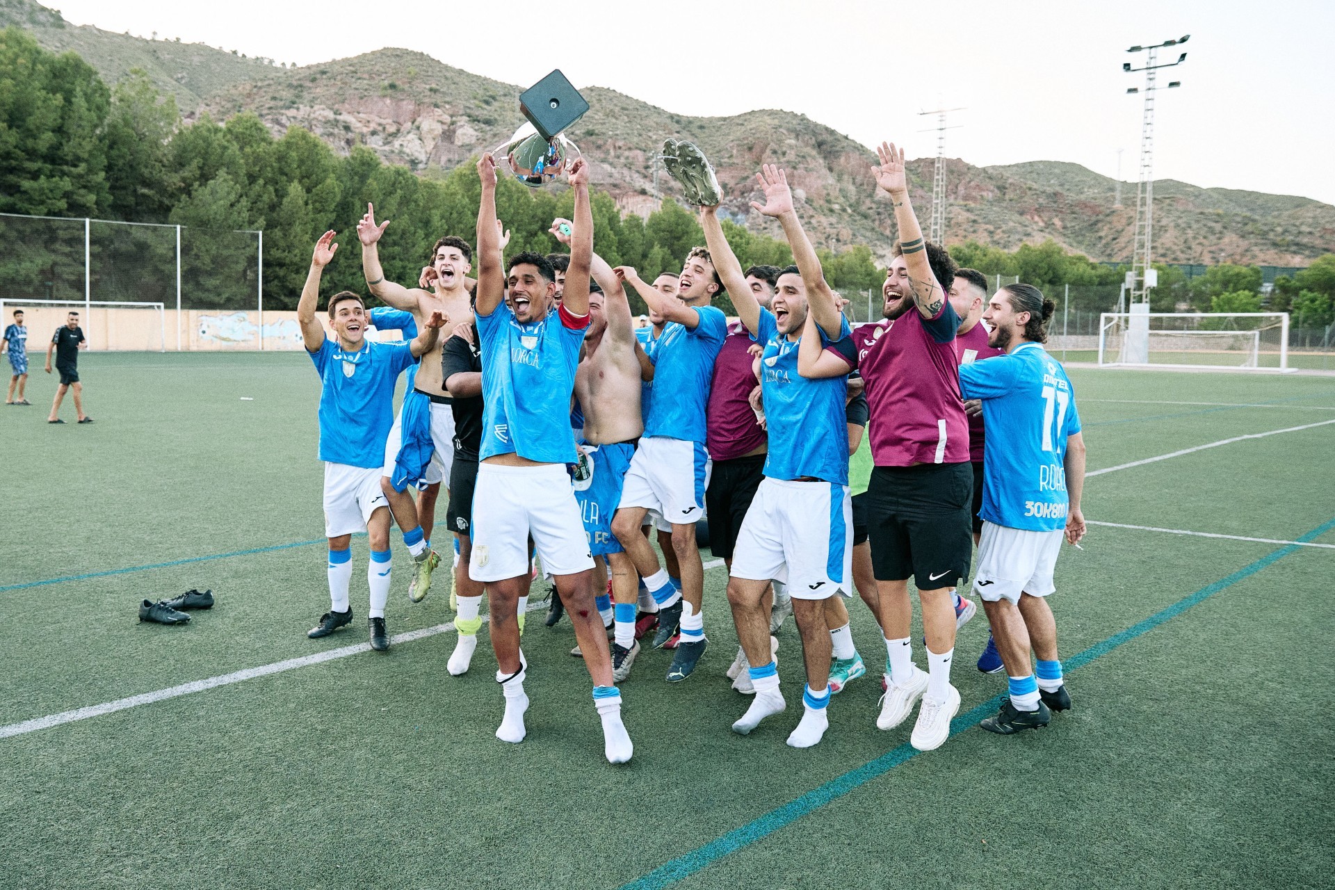 Los jugadores del 30k800 celebran la conquista del playoff.
