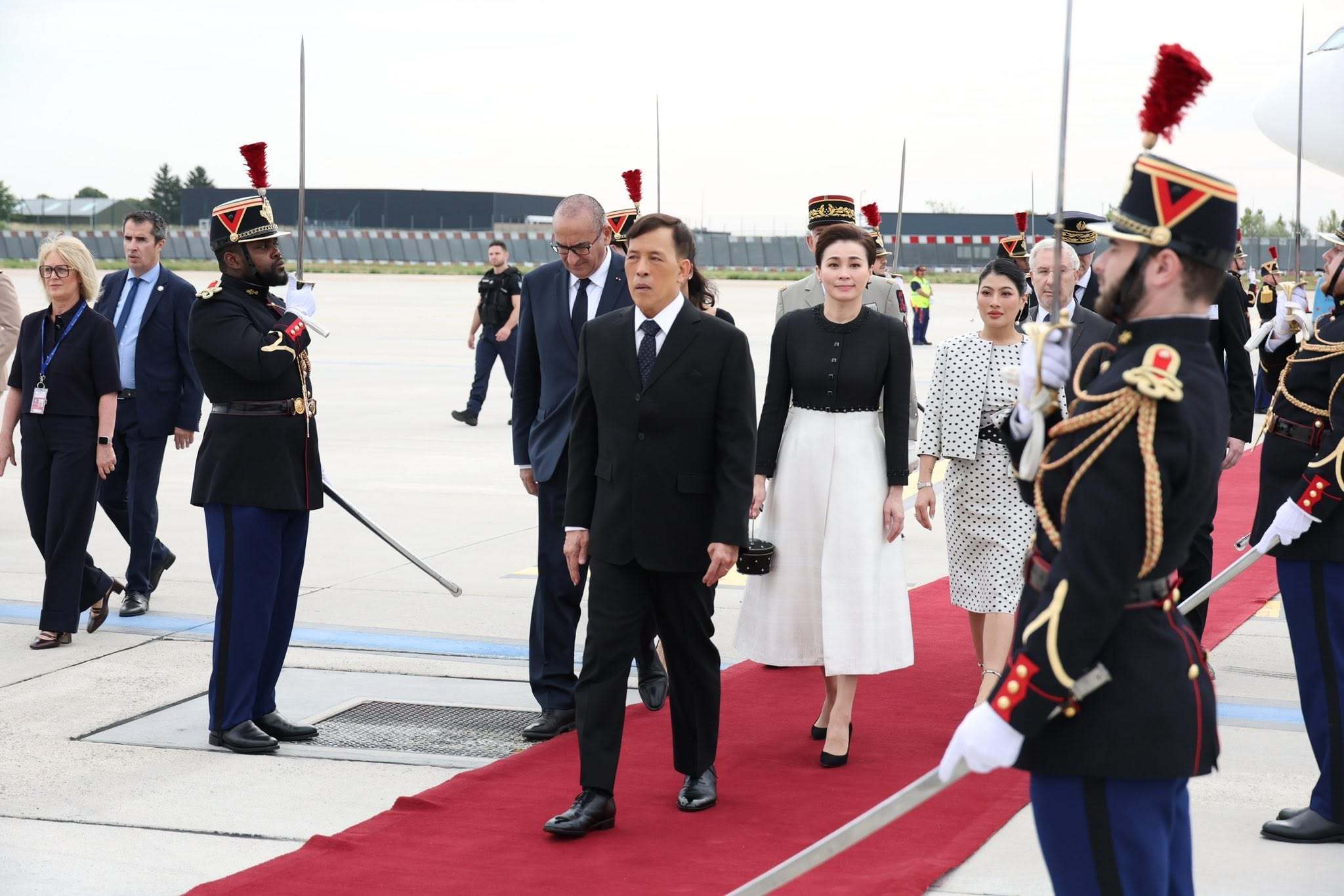 Los reyes de Tailandia, a su llegada a París el domingo.