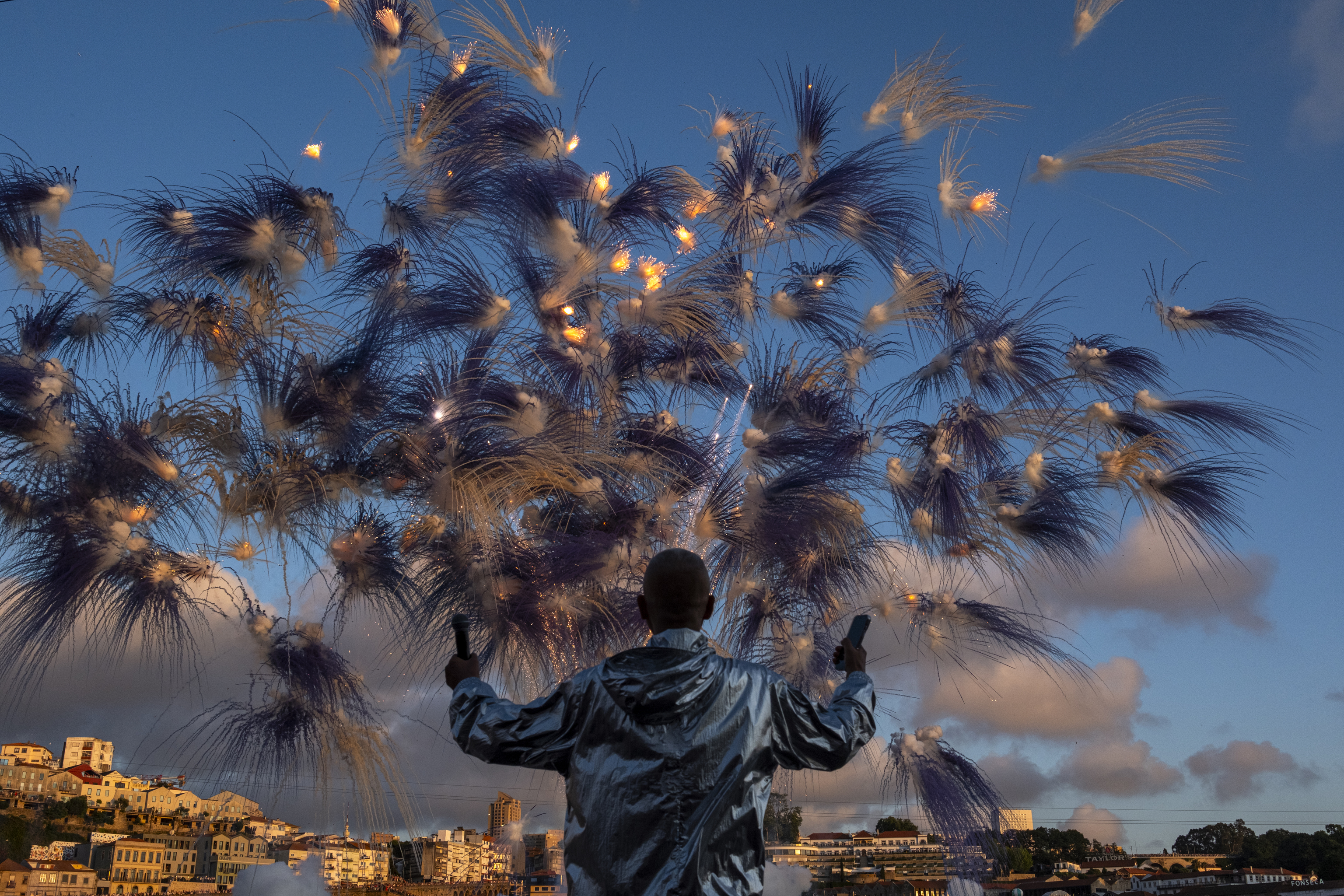 Cai Guo-Quiang observando a sus drones sobre el Duero.