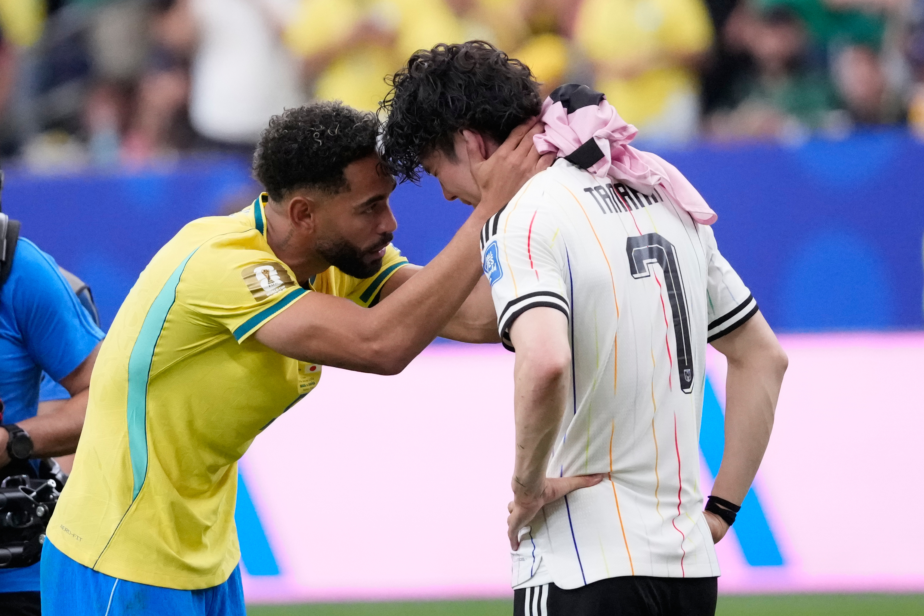 Matheus Cunha consuela a Ao Tanaka tras el pitido final.