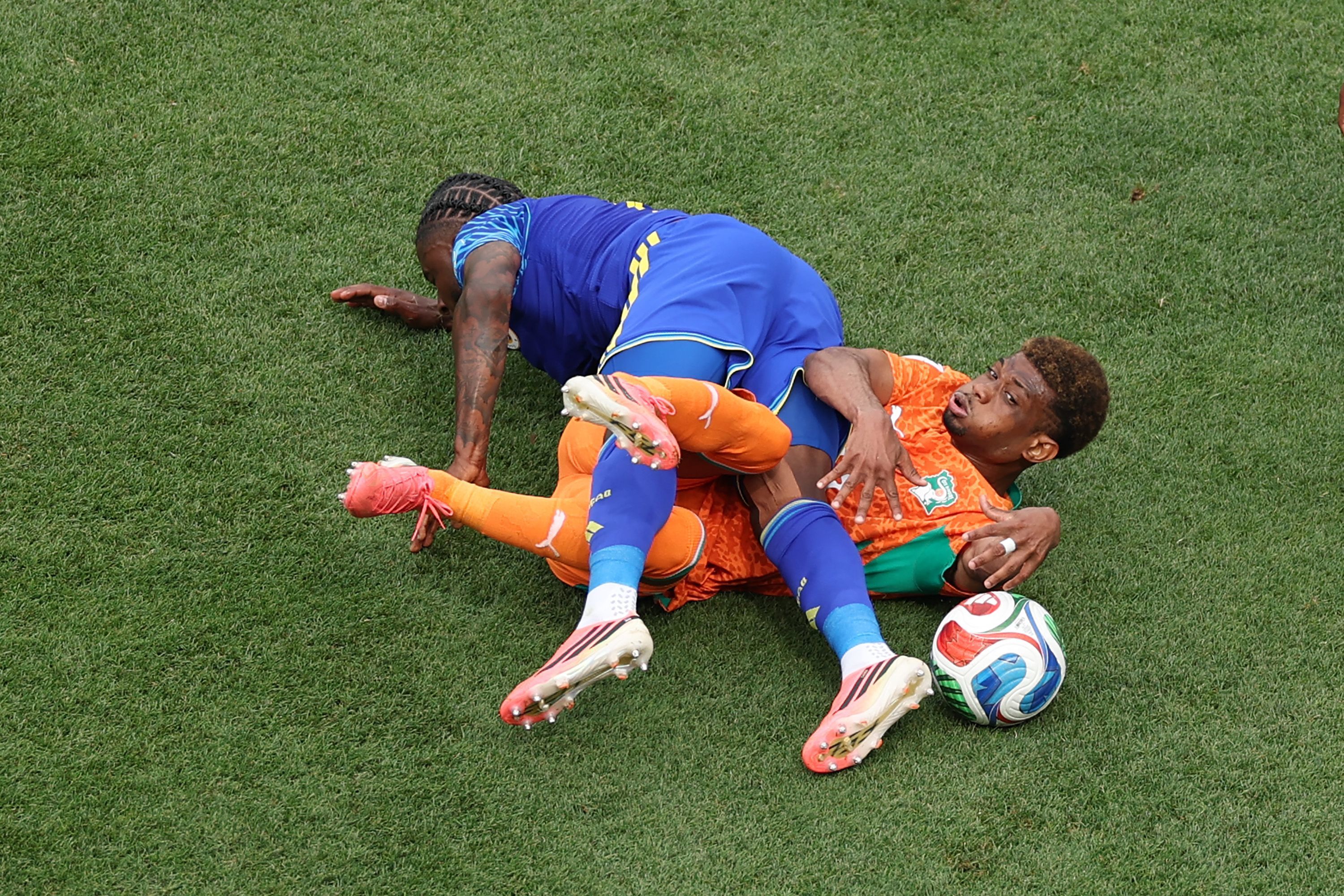 Diallo, ante Floranus, durante el partido ante Curazao.