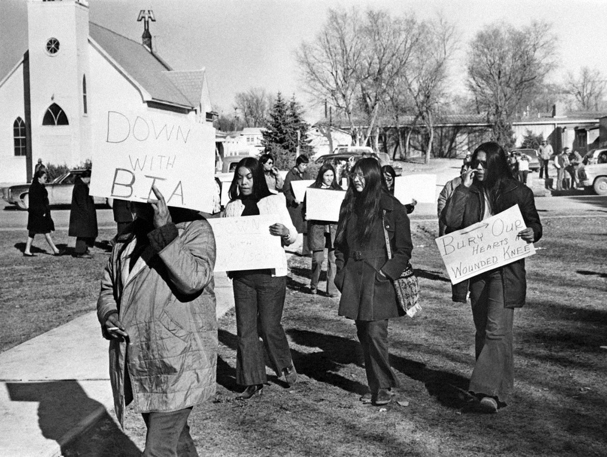 Mujeres nativas  se manifiestan en  1973 en Pine Ridge (Dakota del Sur), por los derechos de los indígenas.