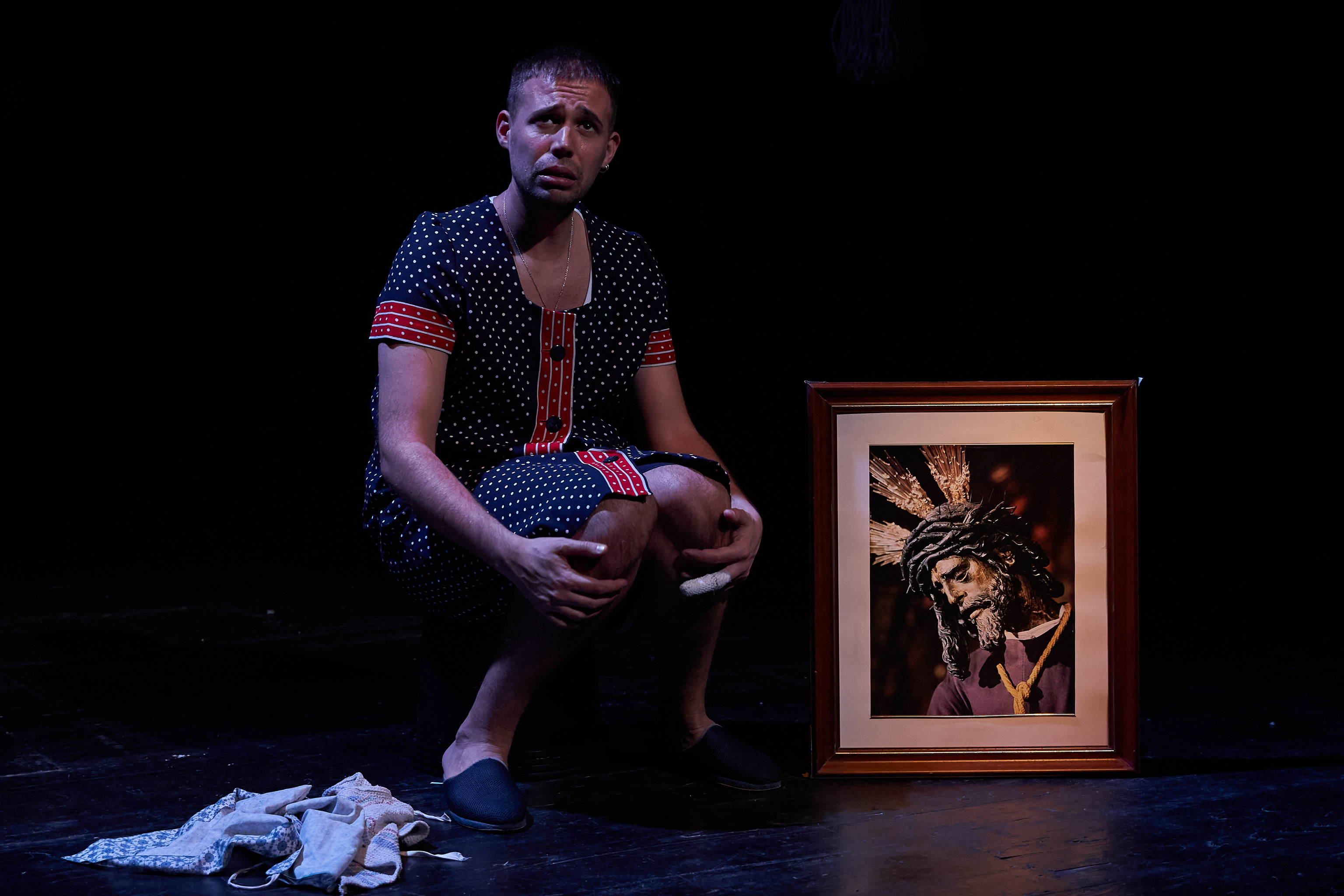 El actor junto a la imagen del Jesús del Gran Poder, en otro momento de la obra.