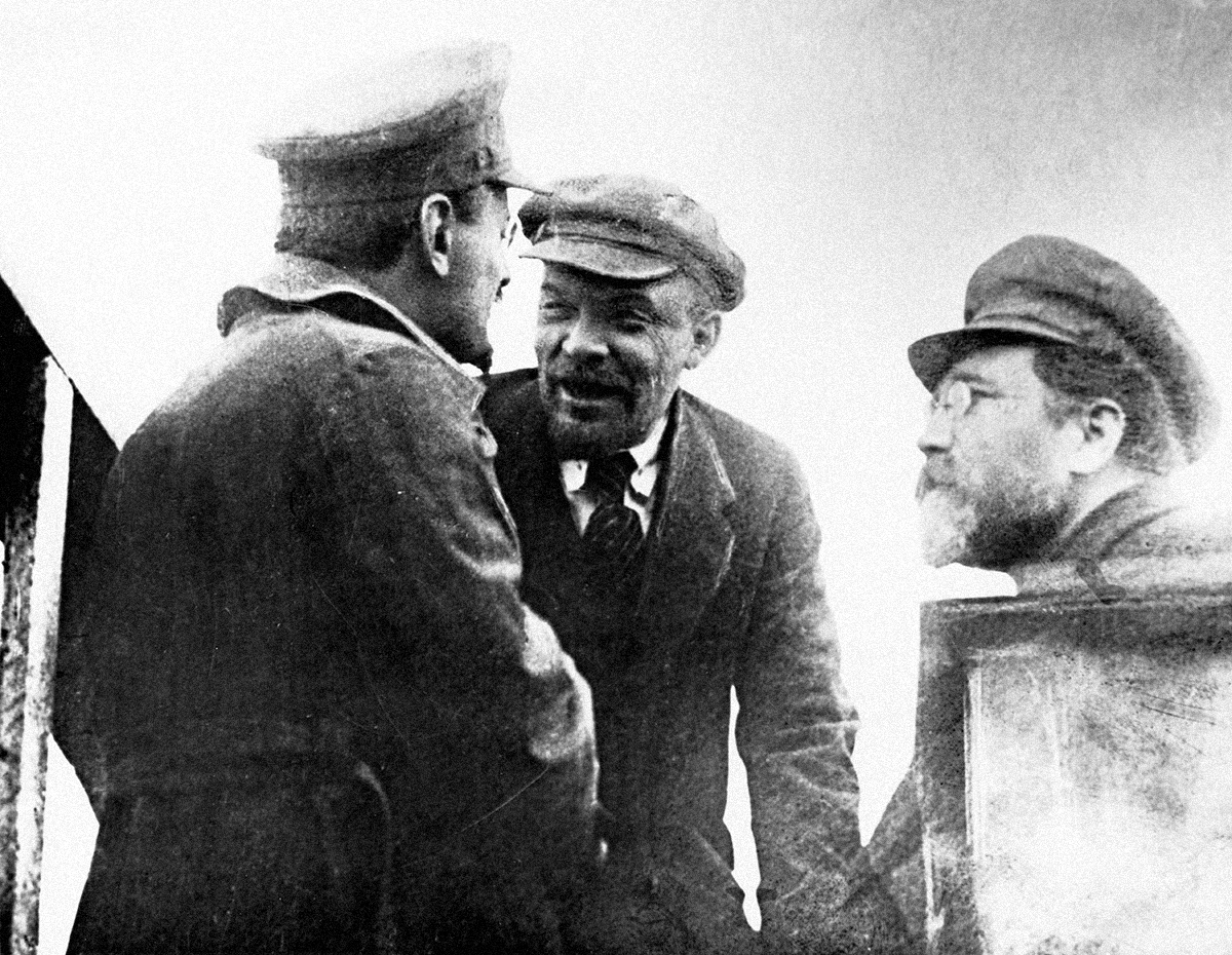 León Trotski (izda.), Vladimir Lenin (centro) y Lev Kámenev (dcha.) en Moscú, en mayo de 1920.