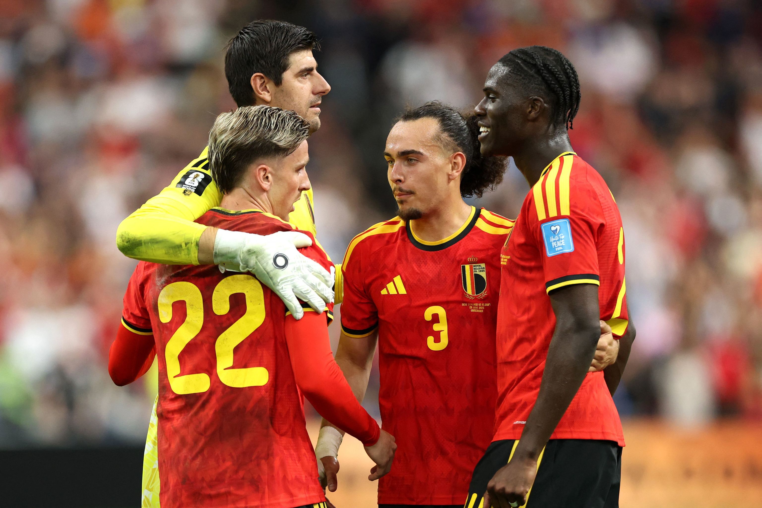 Courtois, con Saelemaekers, Theate y Onana, tras ganar a Nueva Zelanda.