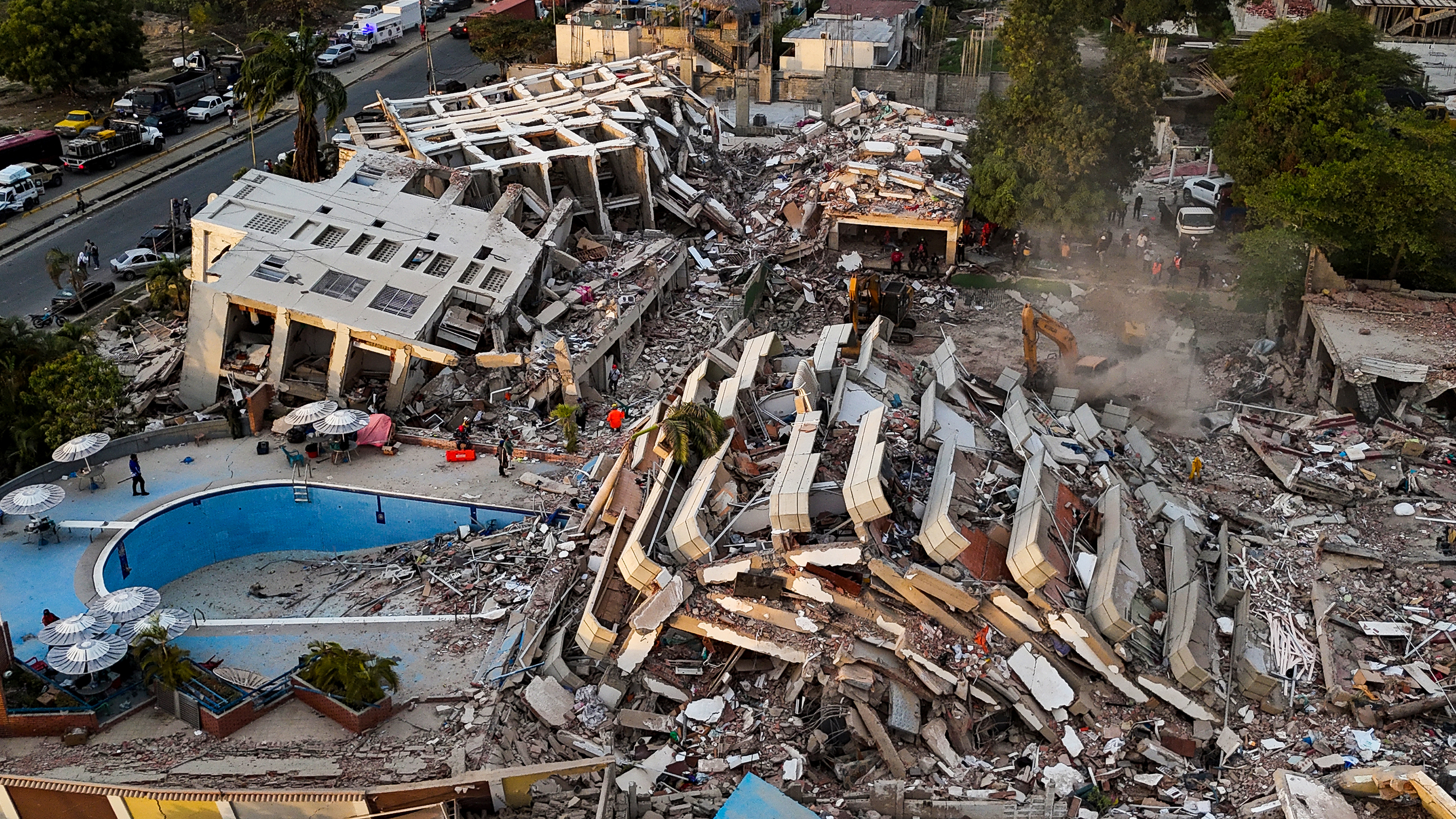 Vista aérea de edificios destruidos en Caraballeda, en La Guaira.