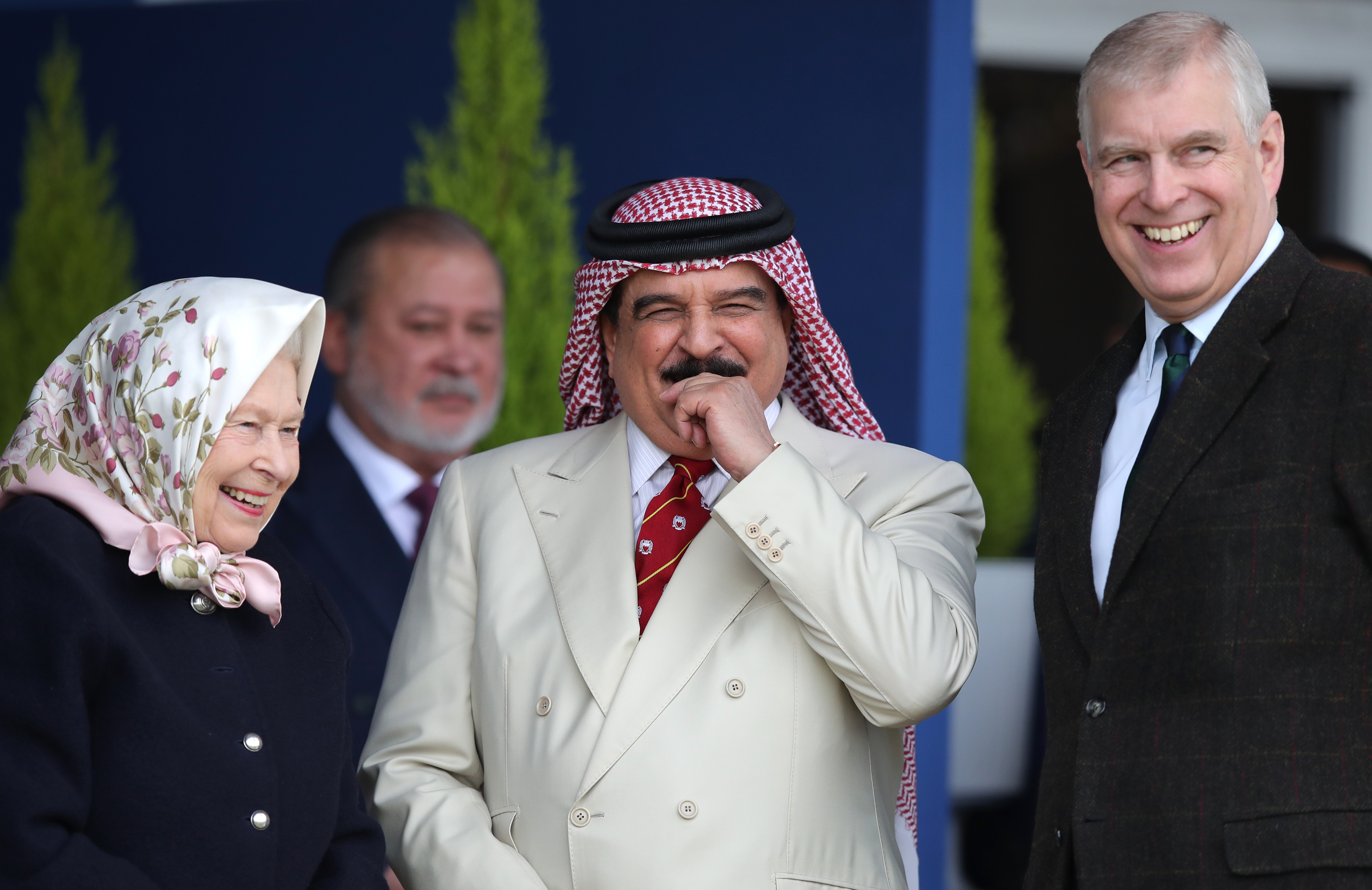 La reina Isabel y su hijo Andrés con el rey de  Bahrein en 2019.