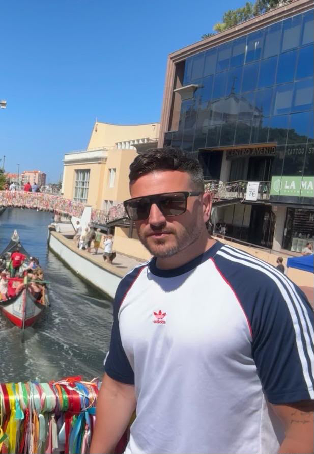 Raúl Arenas, opositor afectado por la paralización, en Oporto, Portugal.