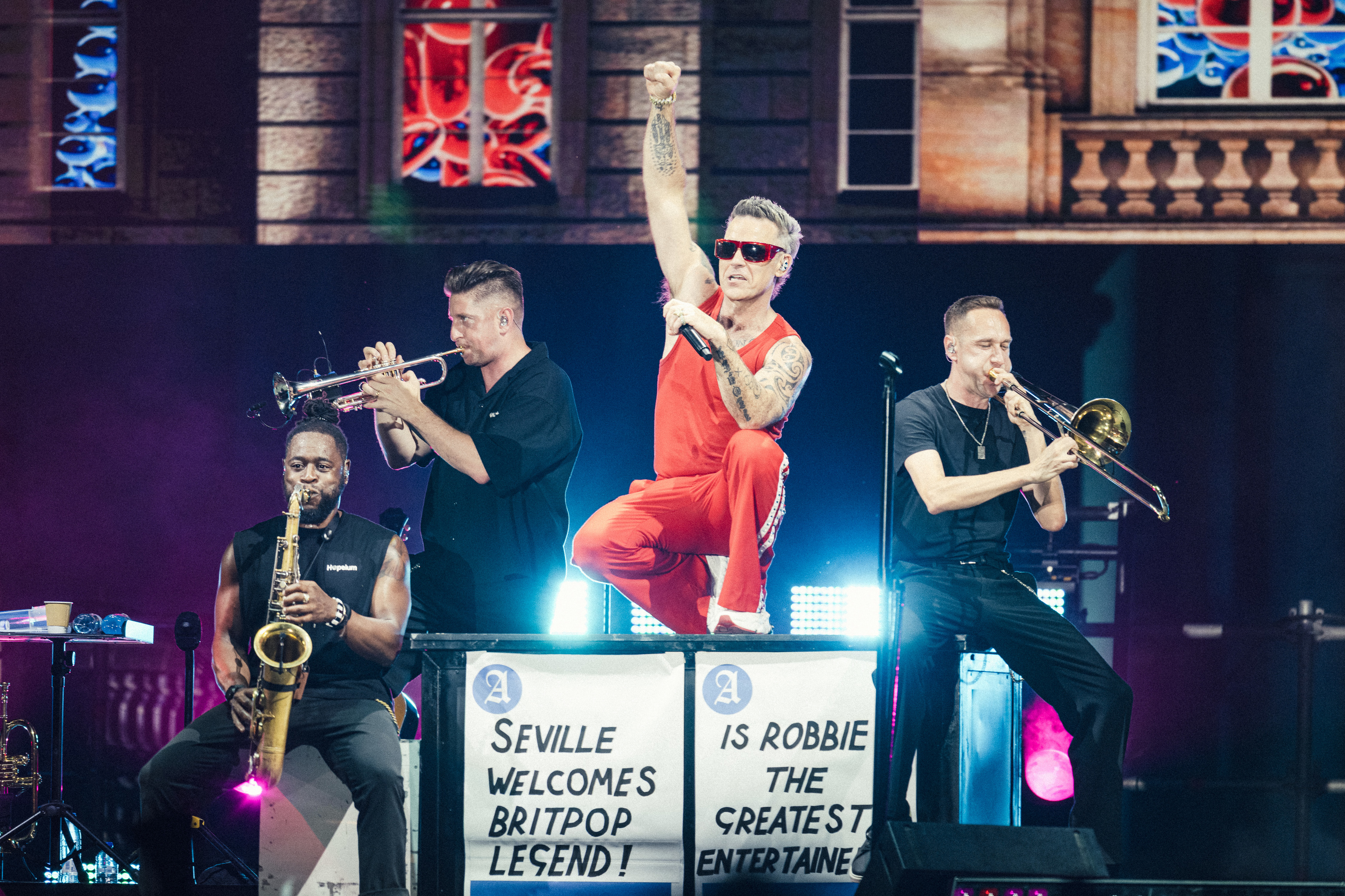 El cantante británico, con los músicos.