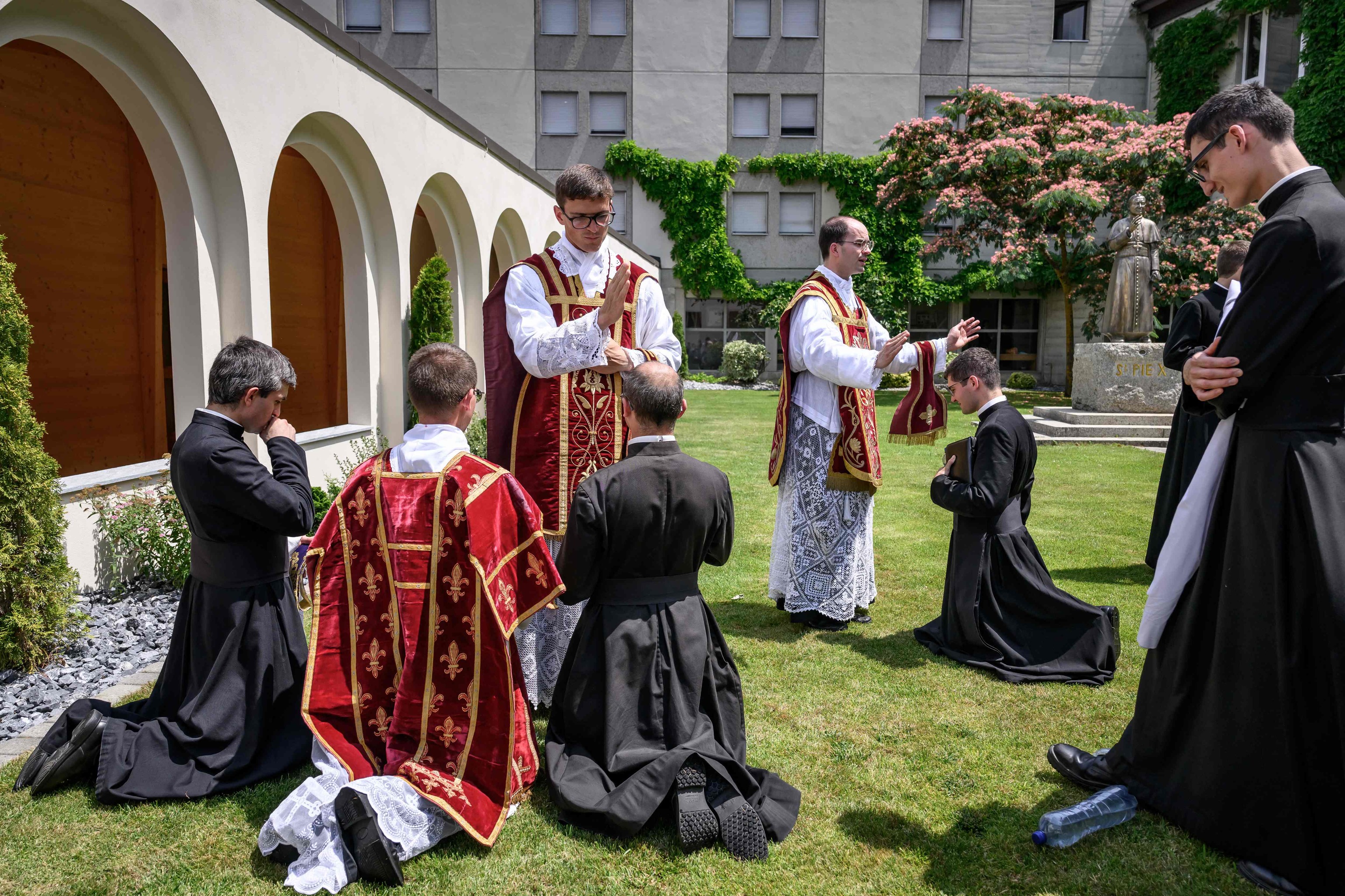 Cisma en la Iglesia católica: los lefebvrianos consuman su desafío al Papa León XIV y ordenan a cuatro obispos ultramontanos pese a la advertencia de excomunión | Internacional