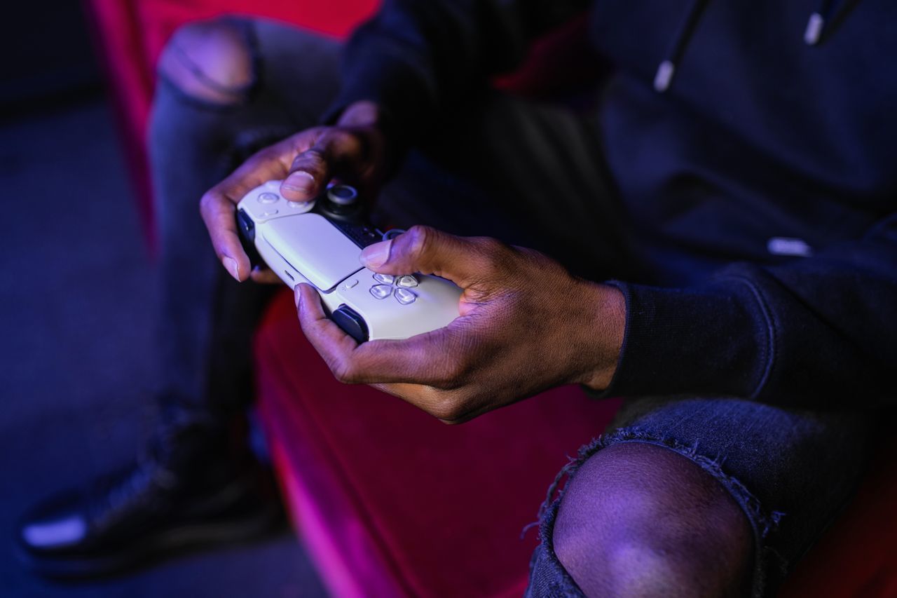 Un jugador con el mando de PlayStation.