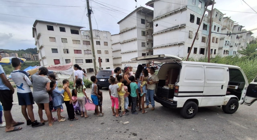 Niños hacen fila en busca de comida.