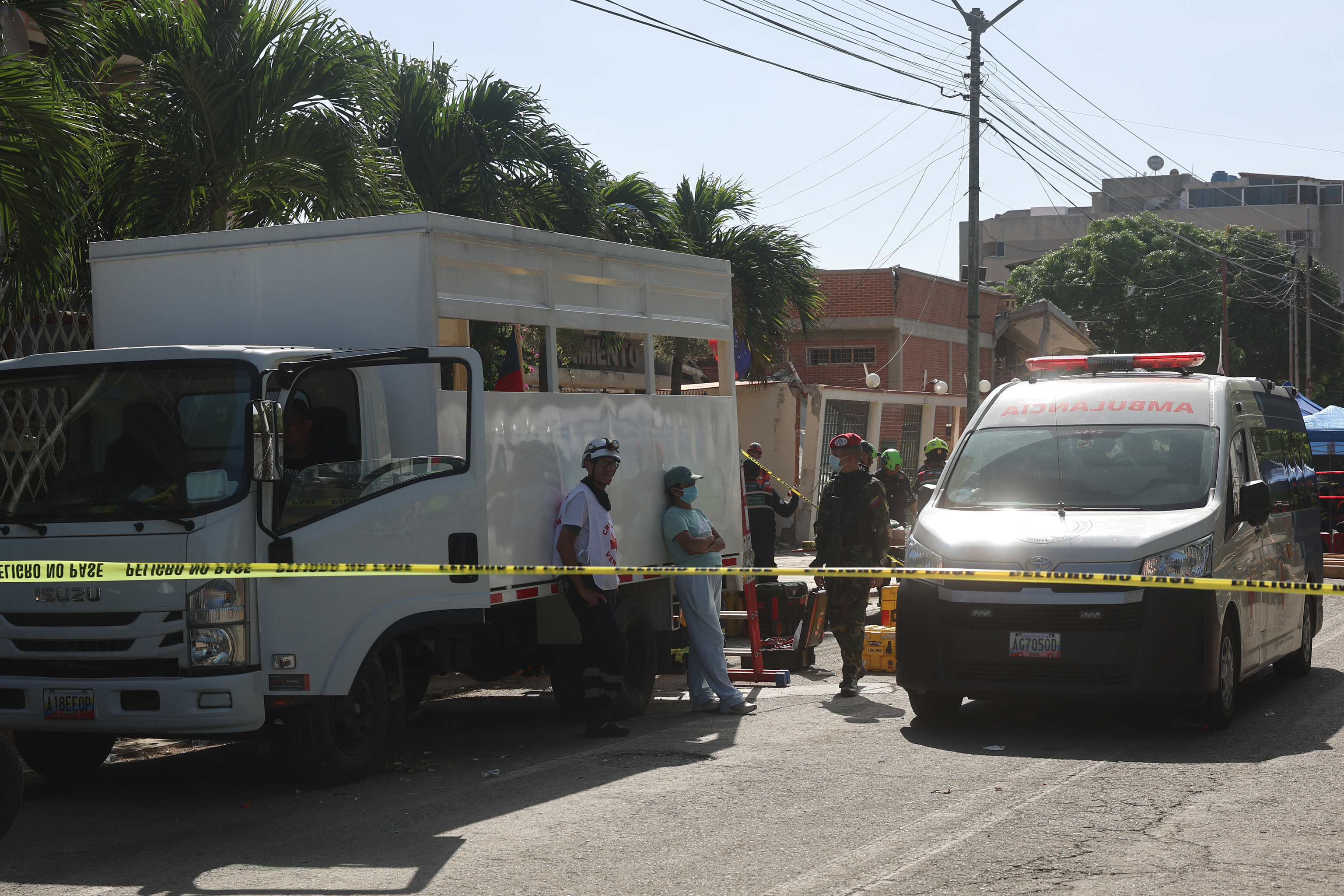 Servicios médicos esperando a que logren sacar a Hernán Gil.