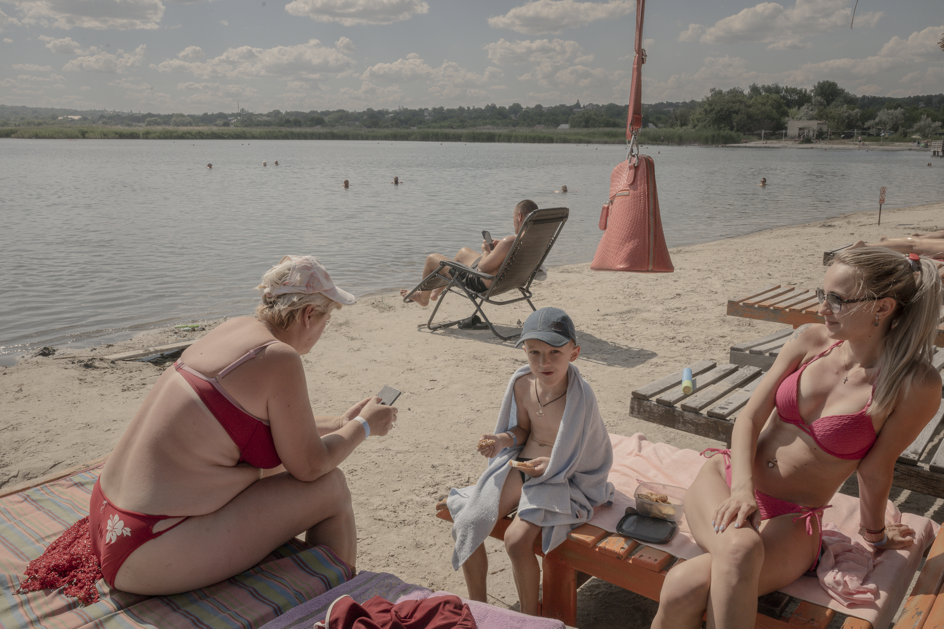 Una familia relajada en los lagos de Sloviansk.