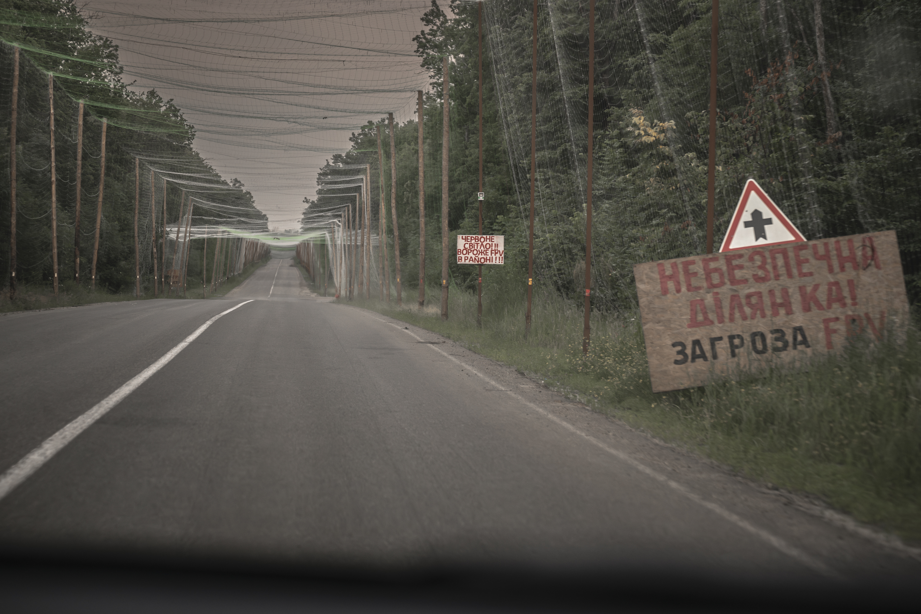 Redes antidrones cubren la carretera, en Donetsk.