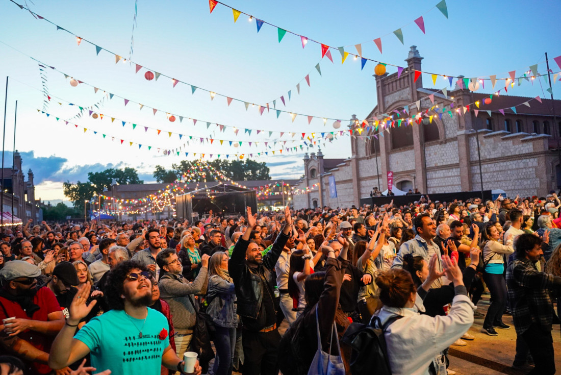 Decenas de personas bailan en un concierto en Matadero.