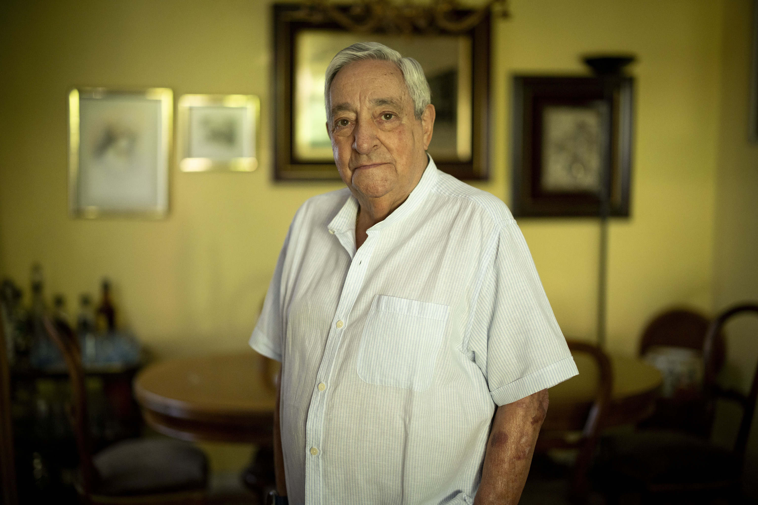 José María Suárez durante la entrevista, en su casa de Madrid.