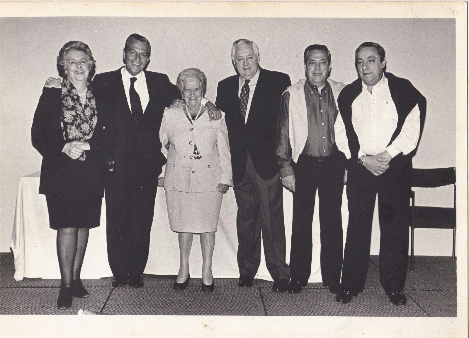 Los hermanos Suárez con su madre, Herminia González.