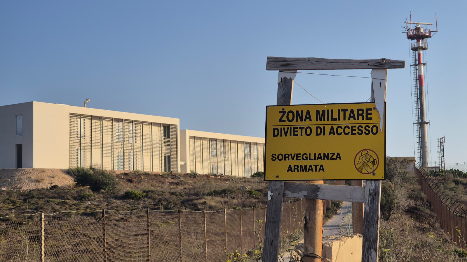 Lampedusa, göçmenlerin sınır dışı edildiği bir adaya hoş geldin simgesi