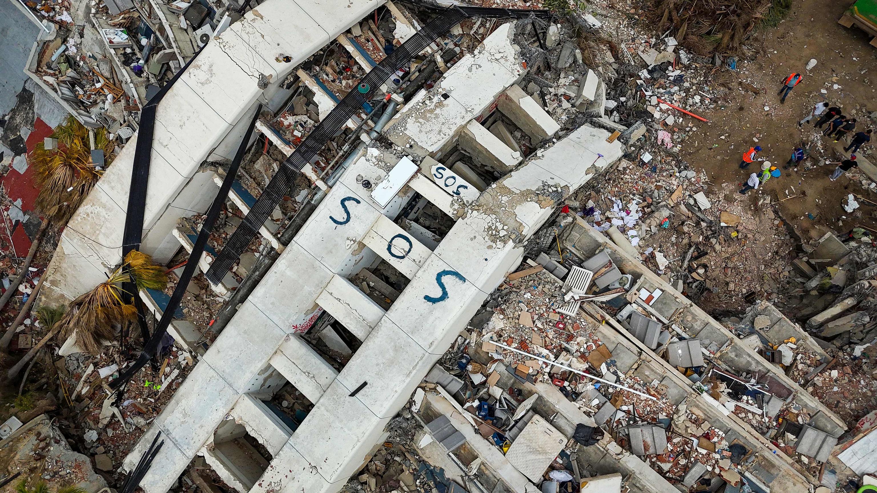 Edificios derrumbados tras los dos terremotos en los que está escrito 'SOS'.