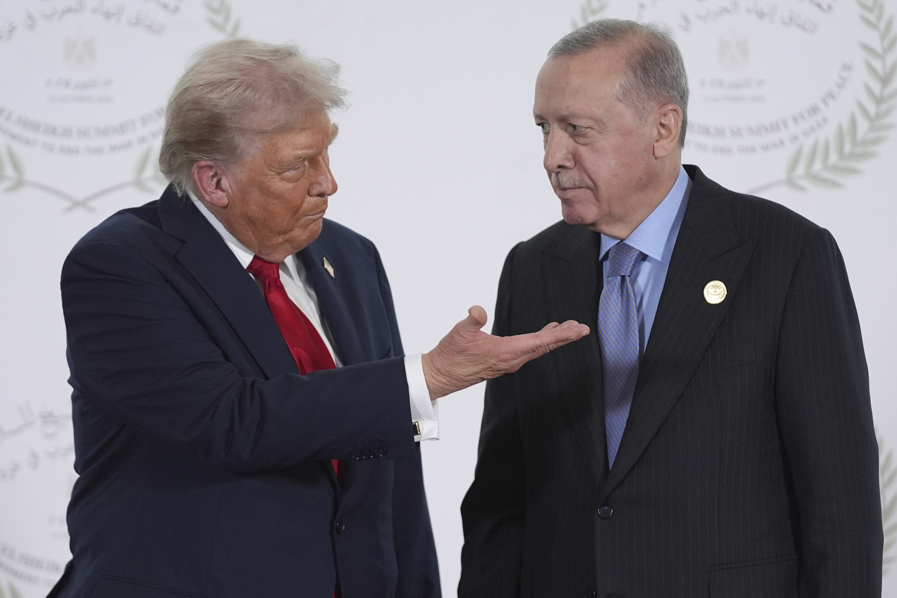 El presidente Donald Trump saluda al presidente de Turquía, Recep Tayyip Erdogan, durante una cumbre sobre Gaza en Sharm El Sheikh, el pasado octubre.