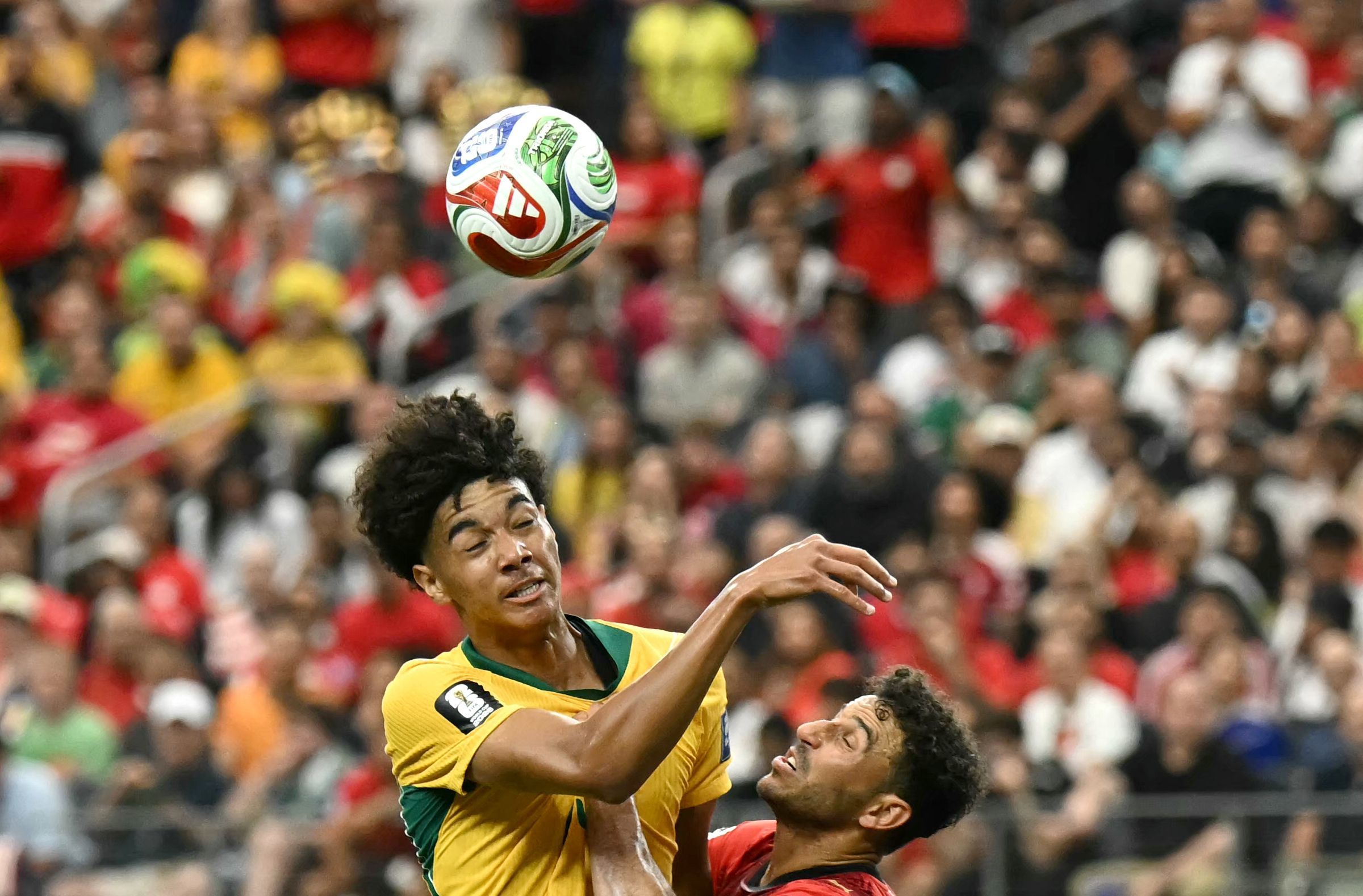 Herrington y Fathy pelean un balón aéreo, el viernes en Dallas.