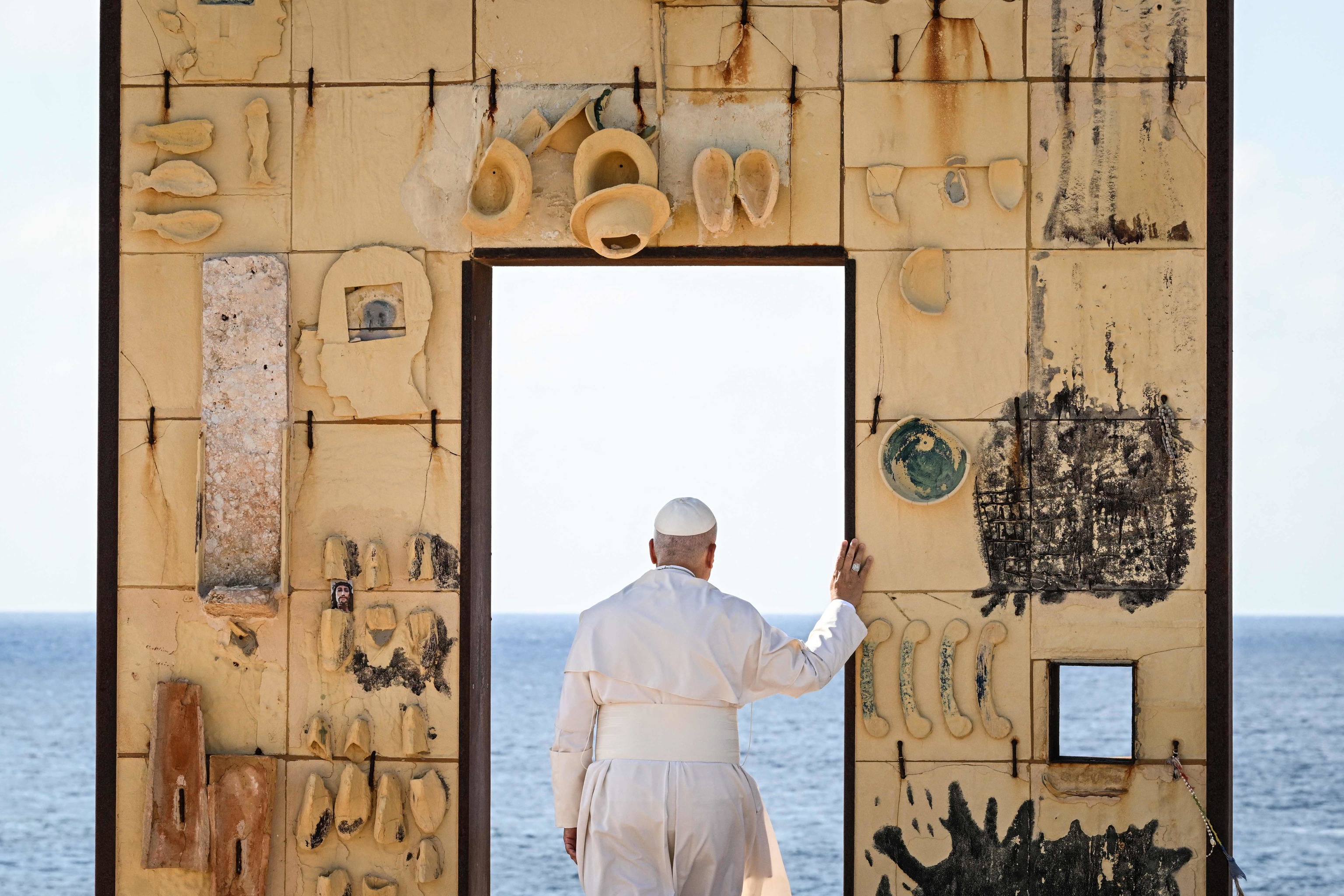 El Papa León XIV atraviesa el arco del monumento Puerta de Europa en la isla de Lampedusa.