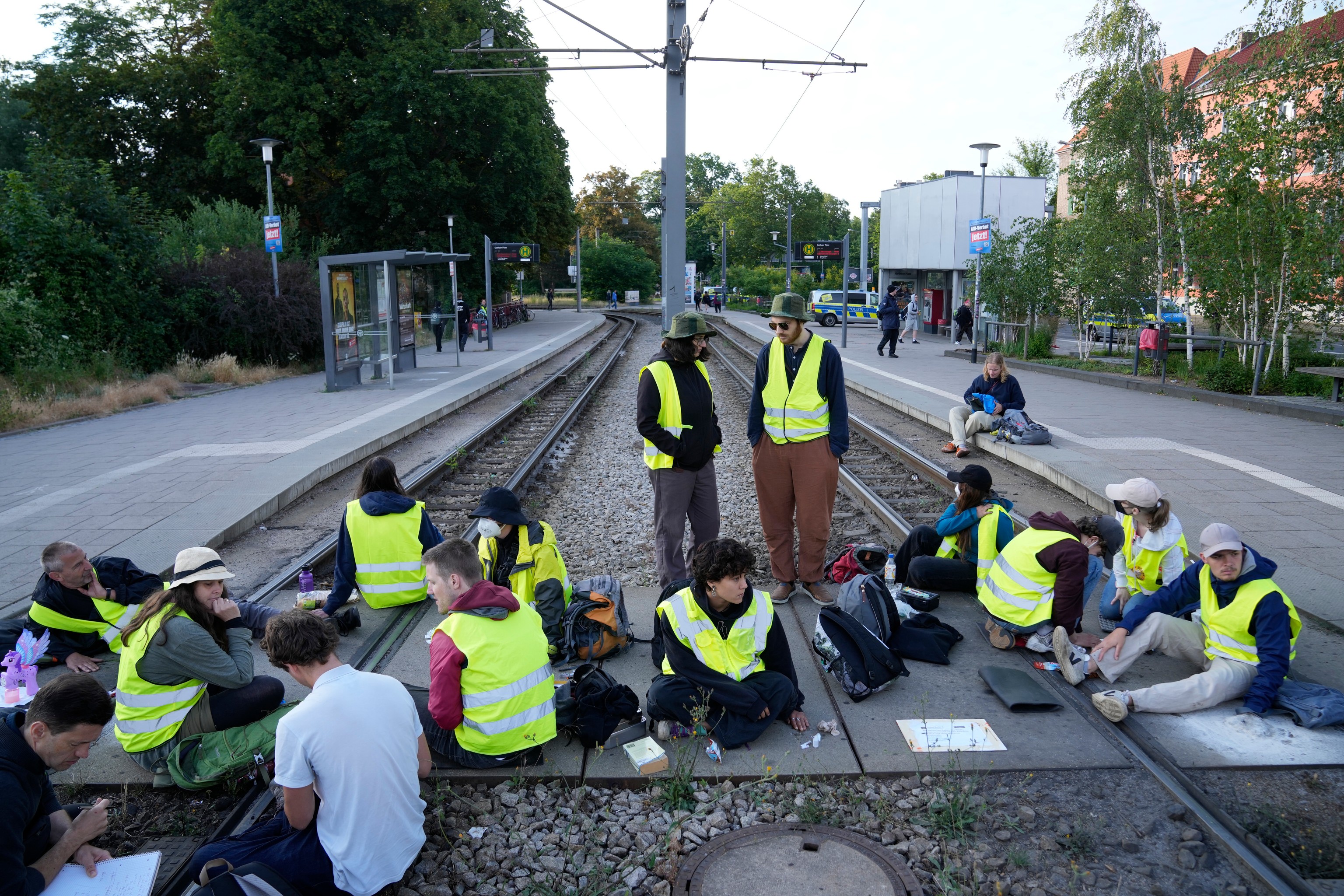 Protestantes bloquean las vías del tranvía en Erfurt.