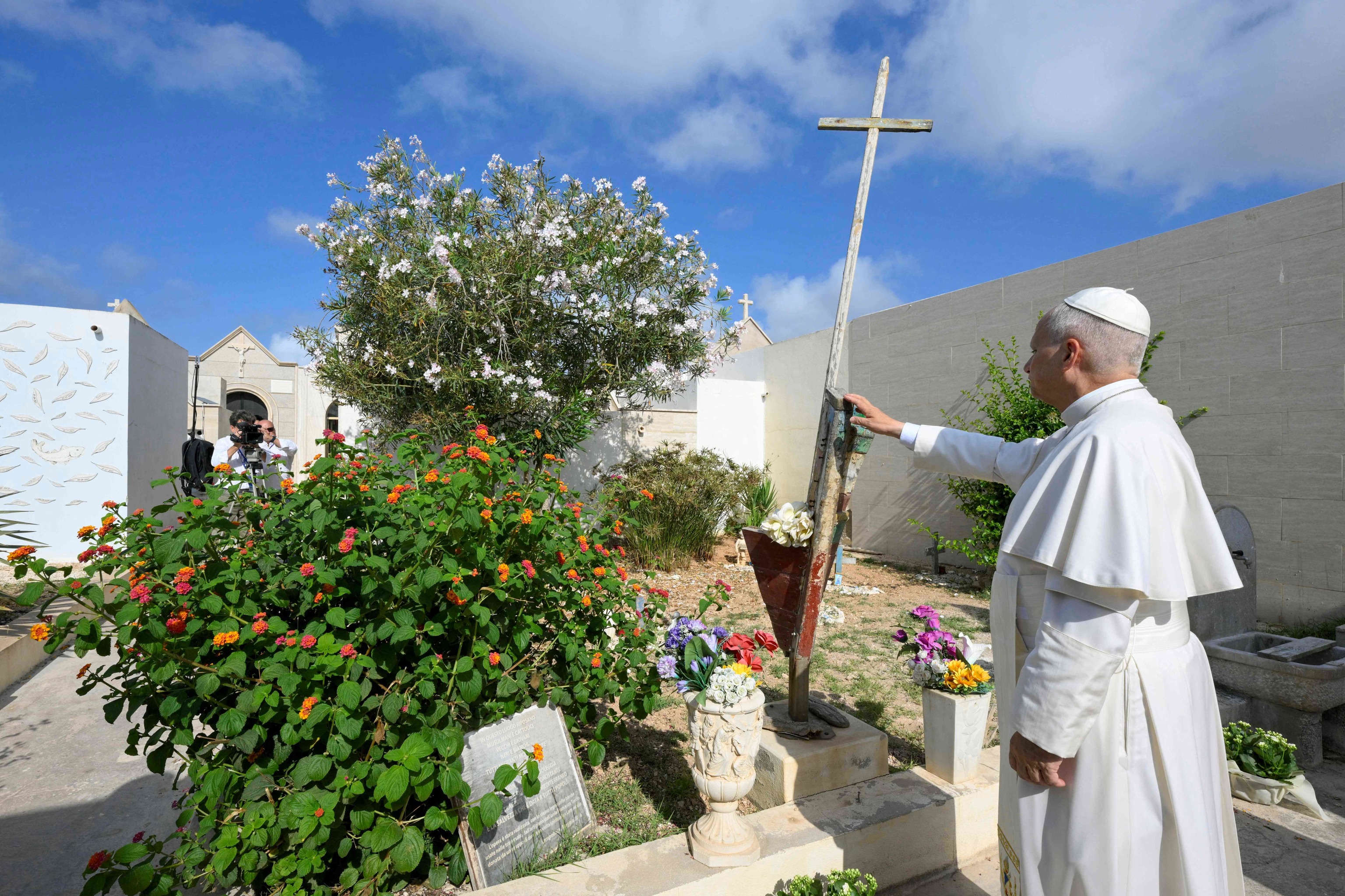 El papa León XIV rinde homenaje en Lampedusa a las víctimas de los naufragios migratorios enterradas en tumbas sin identificar.