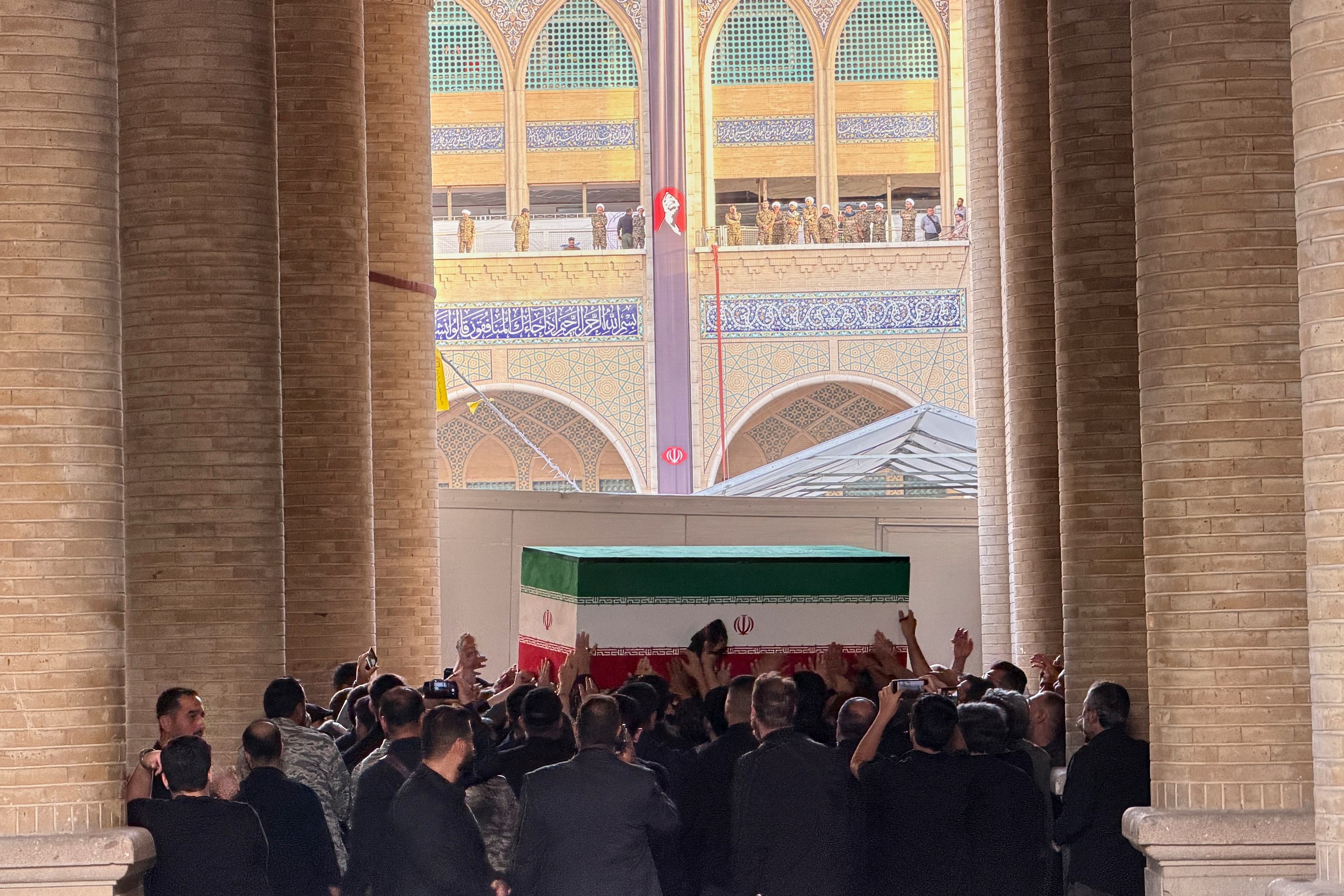 El féretro del ayatolá Ali Jamenei llega al Gran Mosala de Teherán para el inicio de los funerales de Estado.