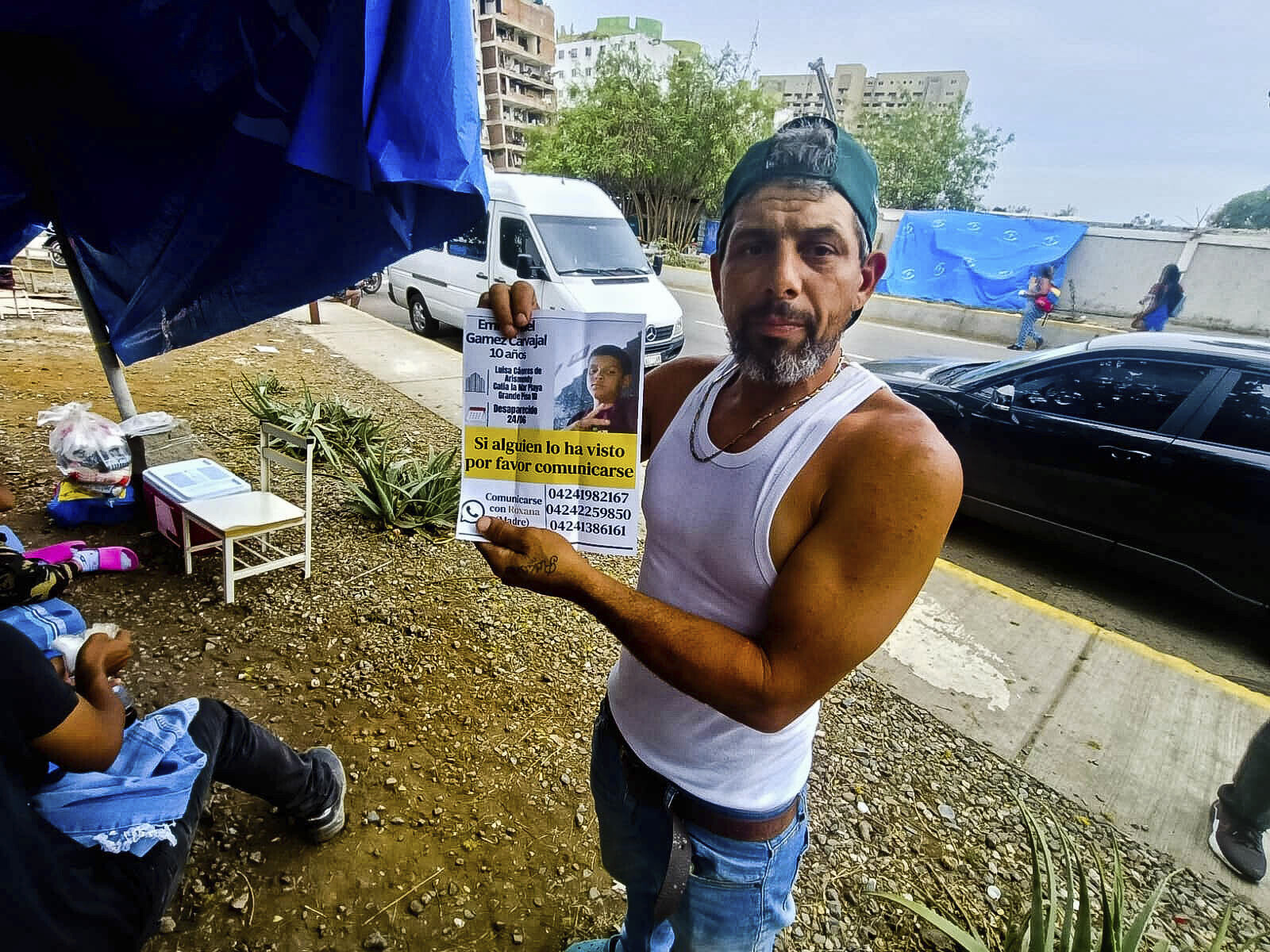 Daniel Fernández busca a su hijo Emmanuel entre los escombros del edificio Luisa Cáceres de Arismendi, en Playa Grande.