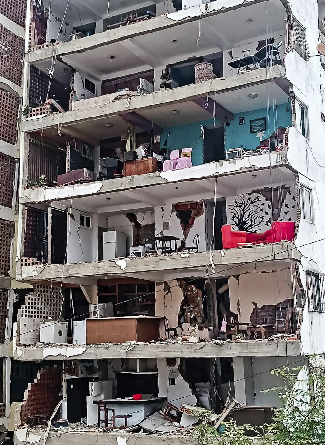 Uno de los edificios destrozado por los terremotos.