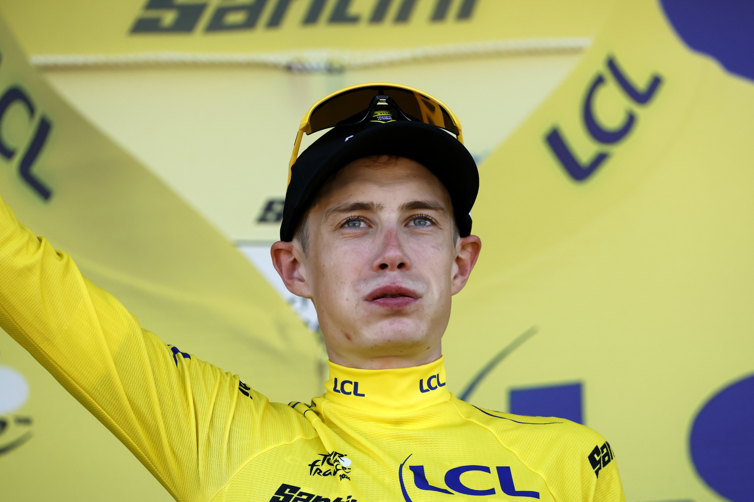 Vingegaard, de amarillo, en el podio de Barcelona.