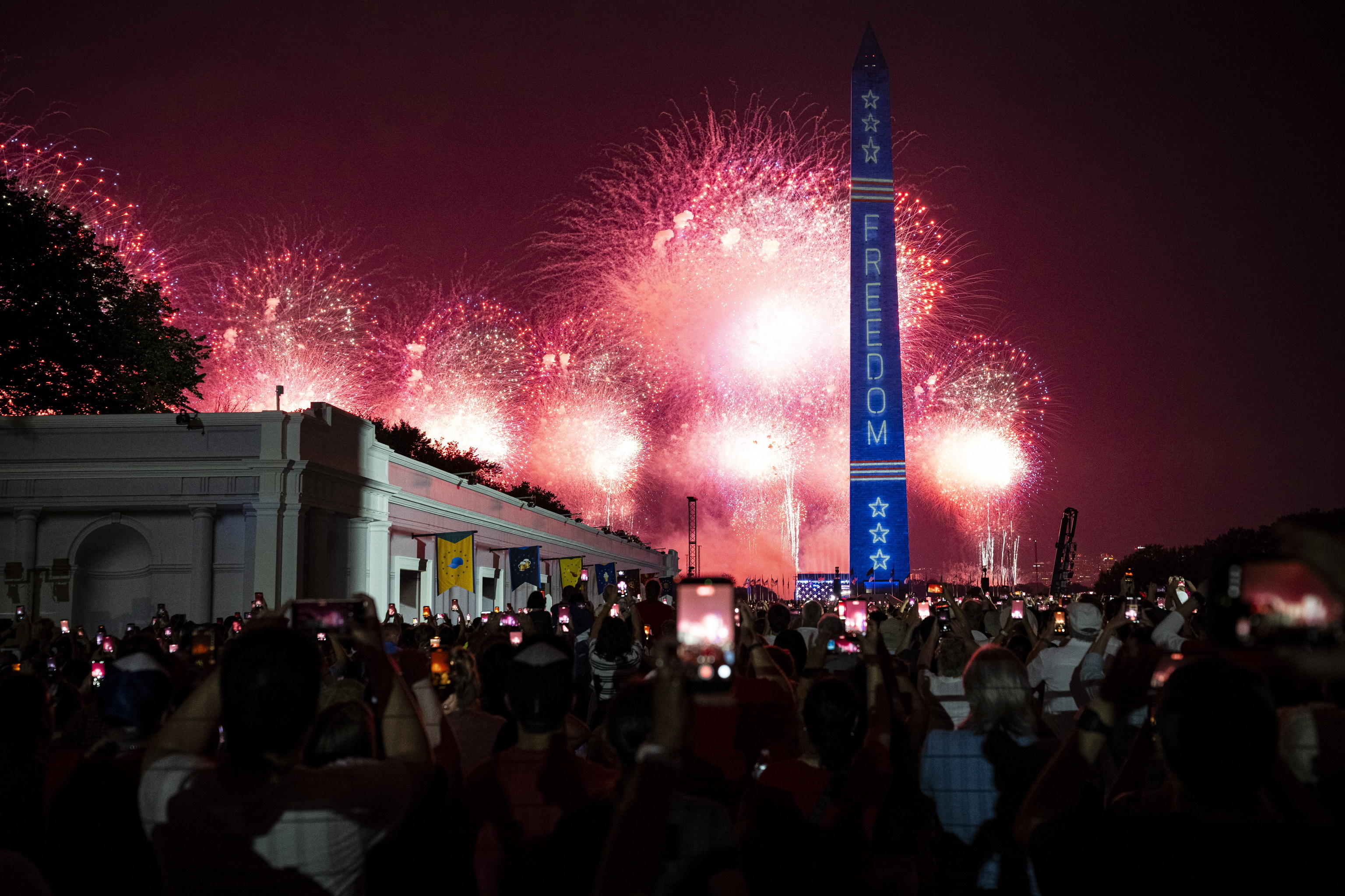 Espectáculo de fuegos artificiales del Día de la Independencia cerca del Monumento a Washington, en el National Mall.
