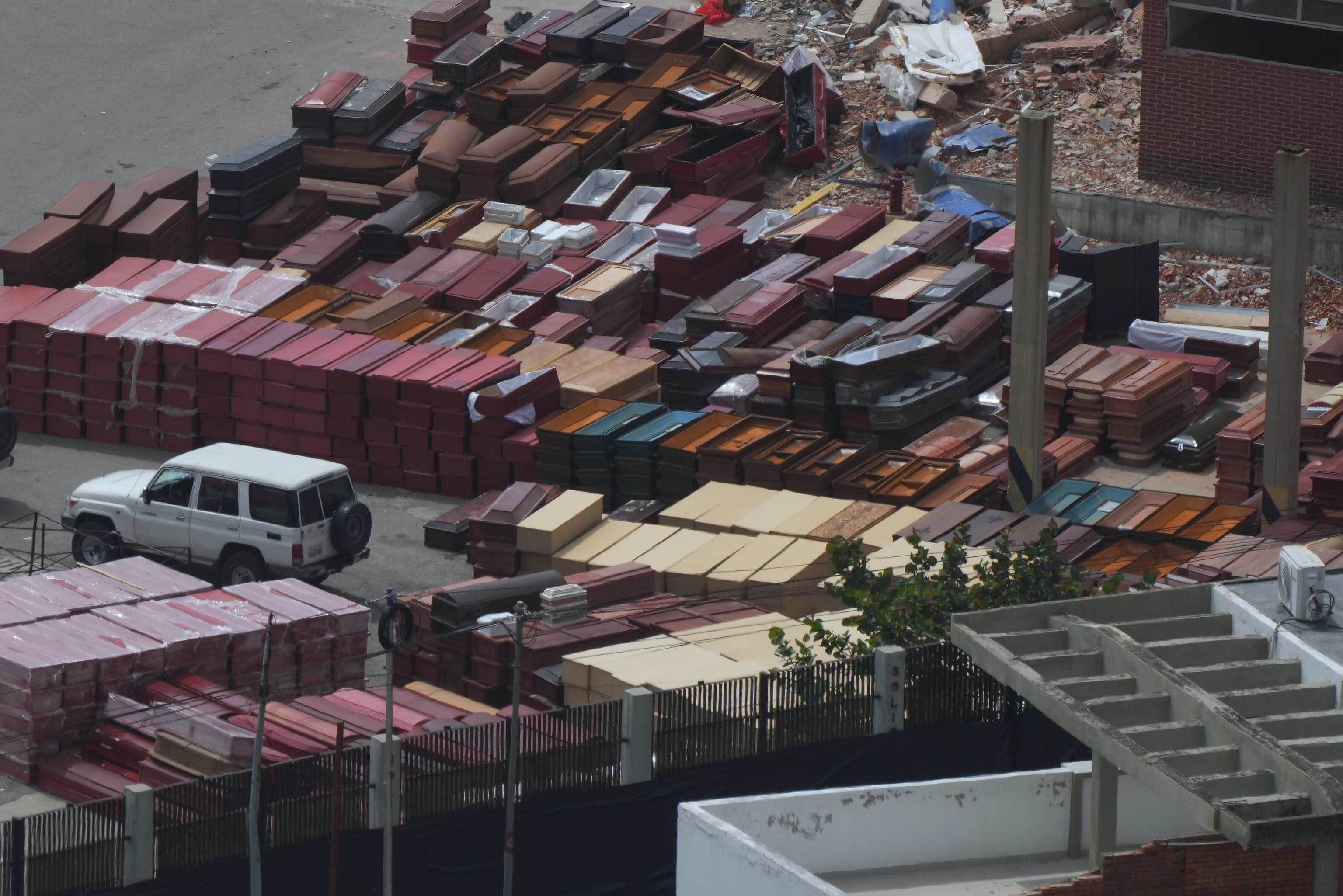 Féretros con los cuerpos de las víctimas del terremoto, en el puerto de La Guaira, donde los equipos forenses llevan a cabo las labores de identificación y clasificación.