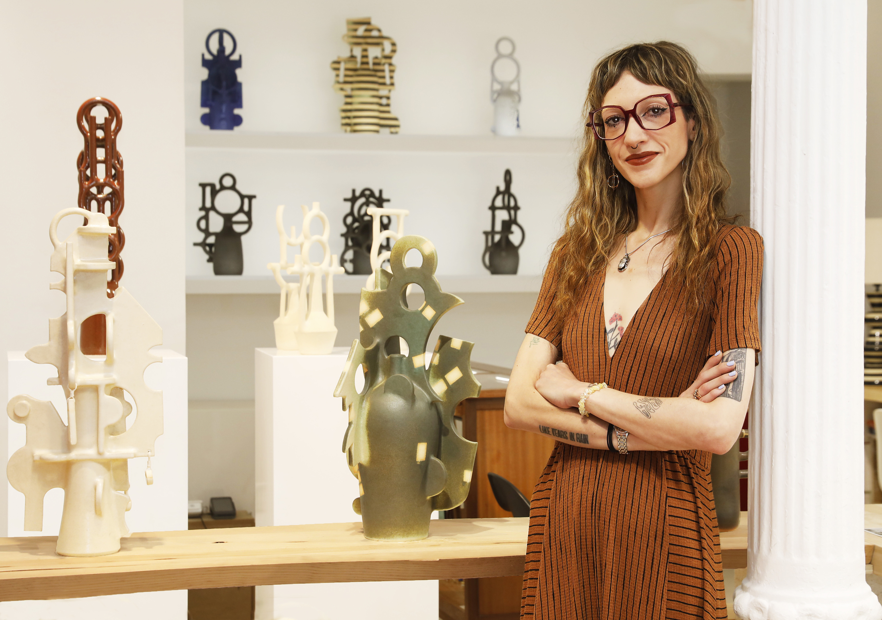 Luc�a Mart�n posa para GRAN MADRID en su galer�a, ante la obra de Aniana Heras.