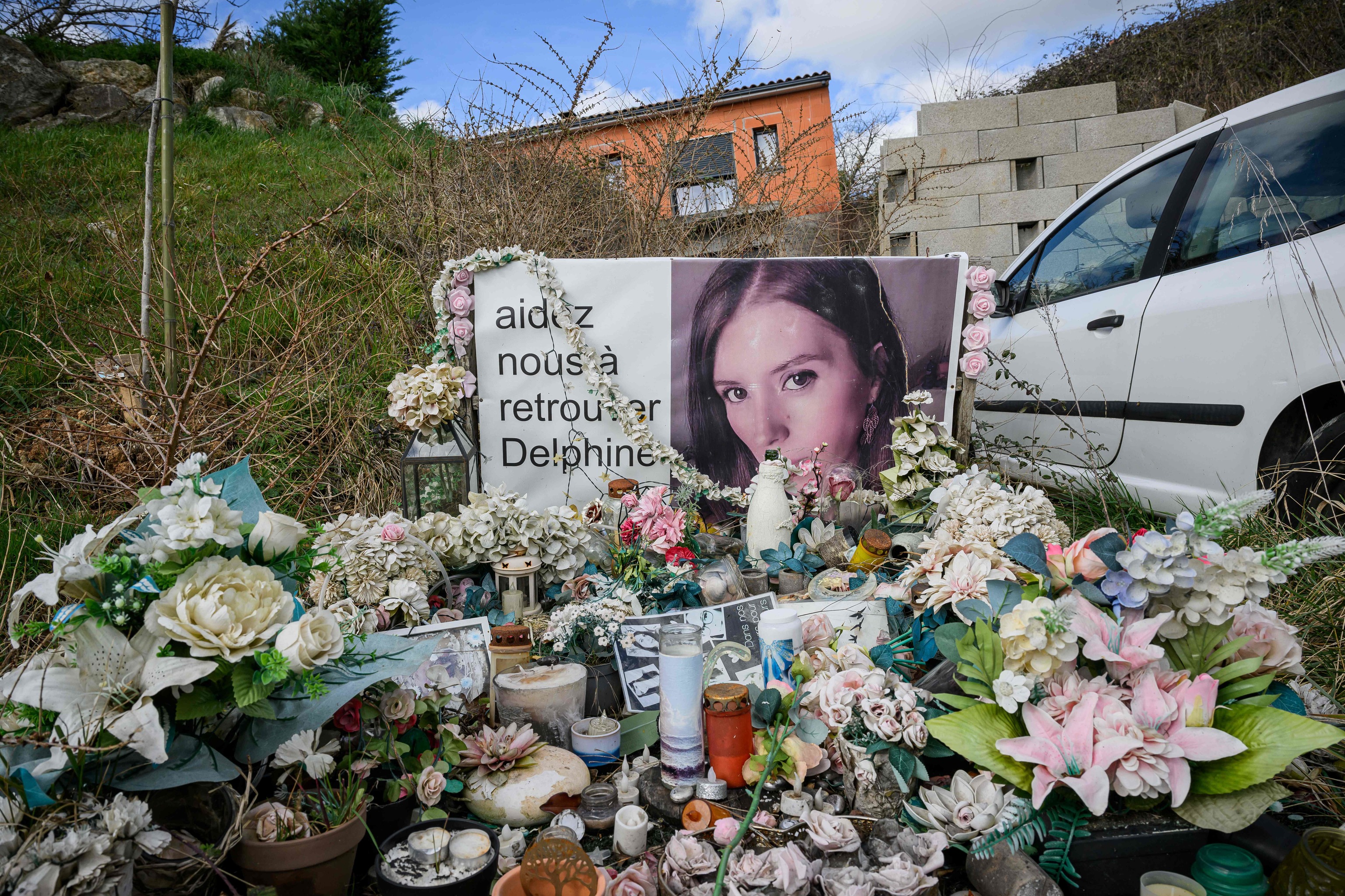 Imagen de velas en la puerta de la casa de Delphine y Cédric Jubillar realizada el 6 de marzo de 2025